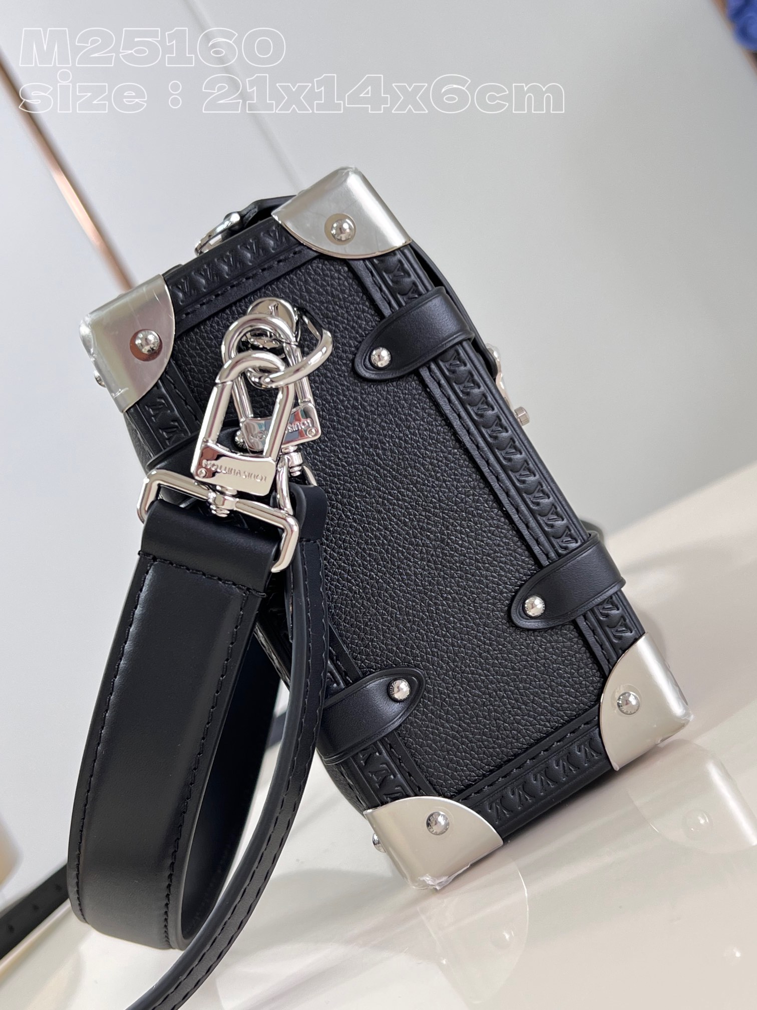 顶级原单M25160黑创意总监NicolasGhesquière以本款雅致SideTrunk中号手袋致意