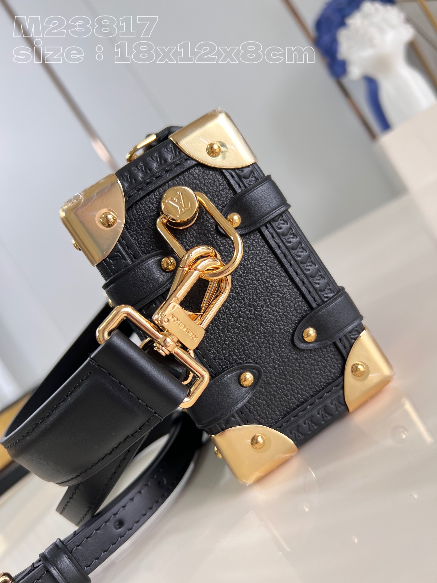 顶级原单M23817黑本款SideTrunk小号手袋取材粒面牛皮革搭配S-lock锁扣与包角诠释品牌传统