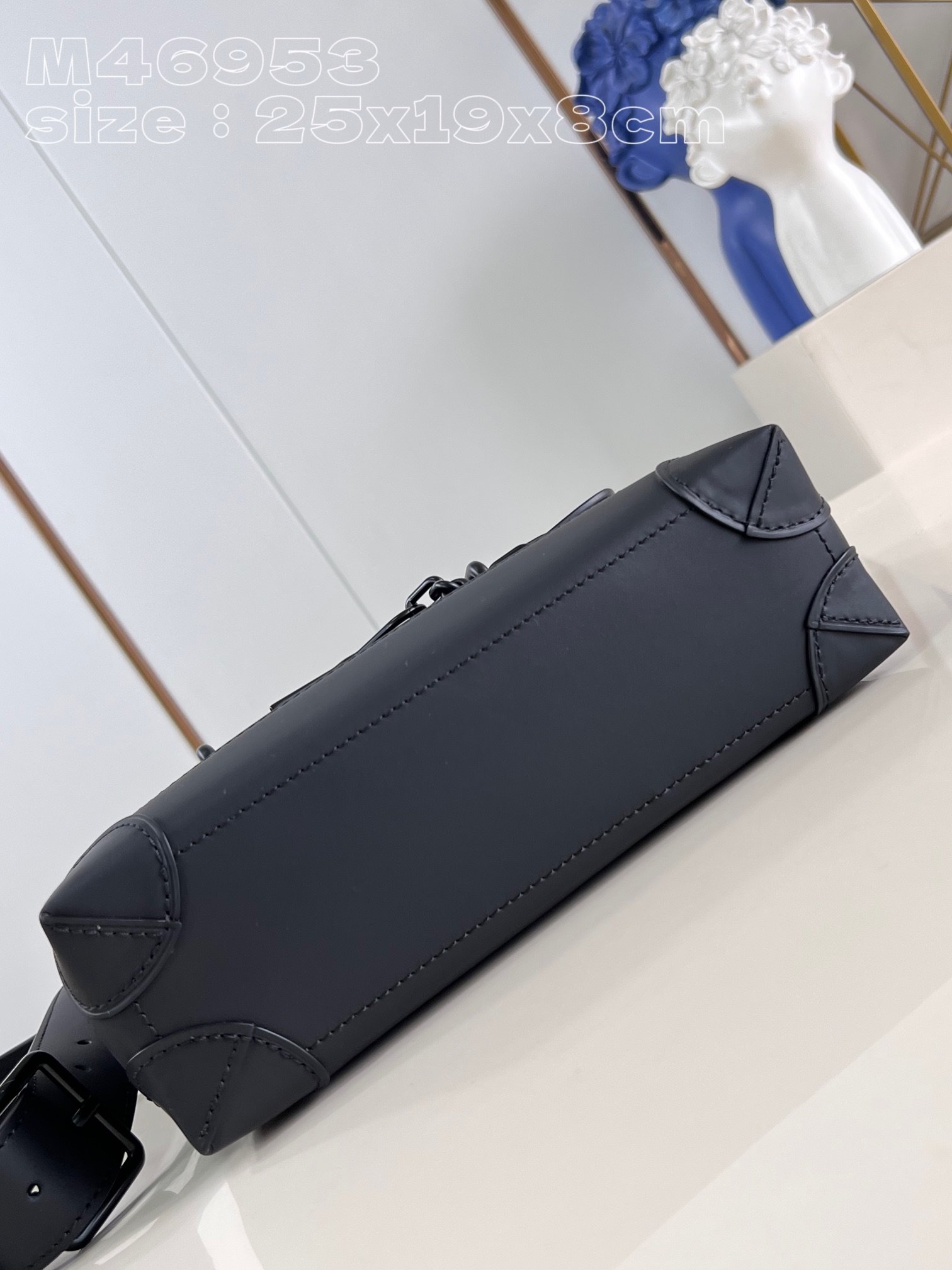 顶级原单M46953黑花本款Steamer小号手袋结合摩登巧思和传统元素向路易威登的Steamer行李箱