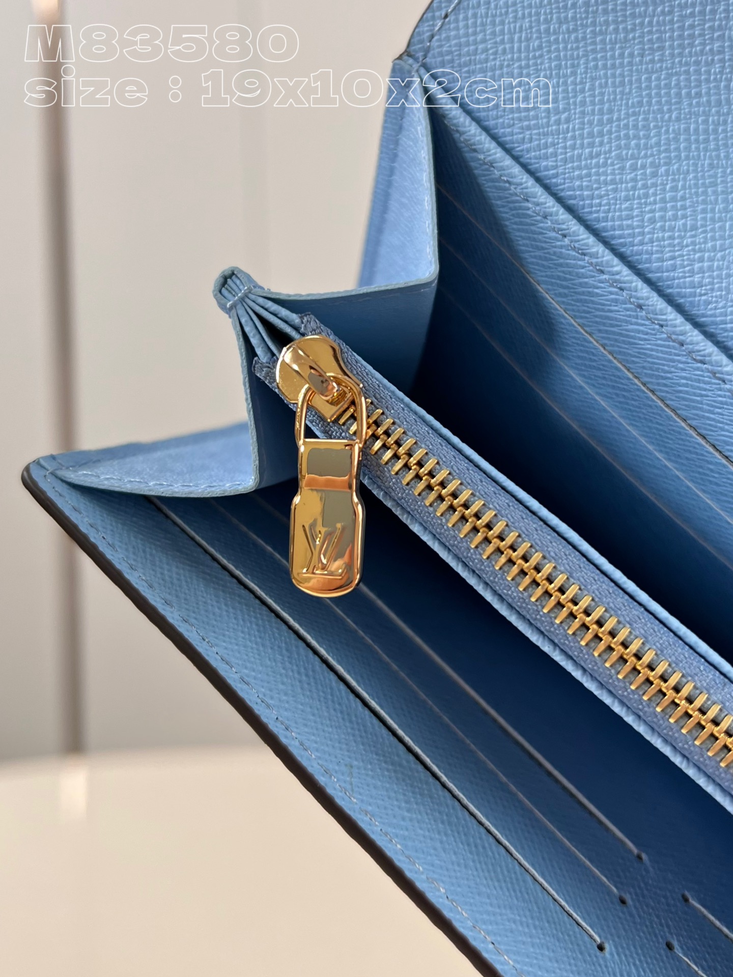 顶级原单M83580蓝這款Sarah錢包糅合路易威登的標誌性Monogram帆布及粉彩色皮革襯裡優雅的長