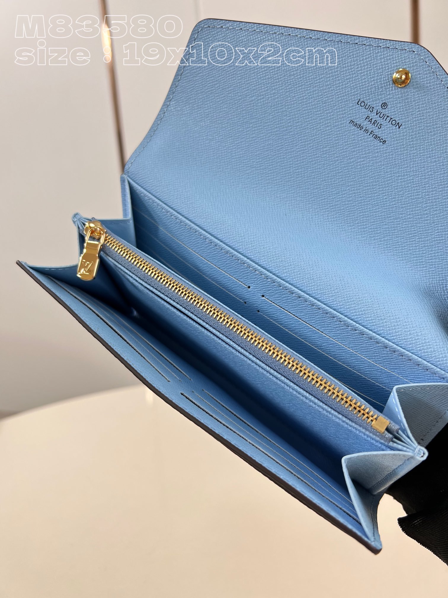 顶级原单M83580蓝這款Sarah錢包糅合路易威登的標誌性Monogram帆布及粉彩色皮革襯裡優雅的長
