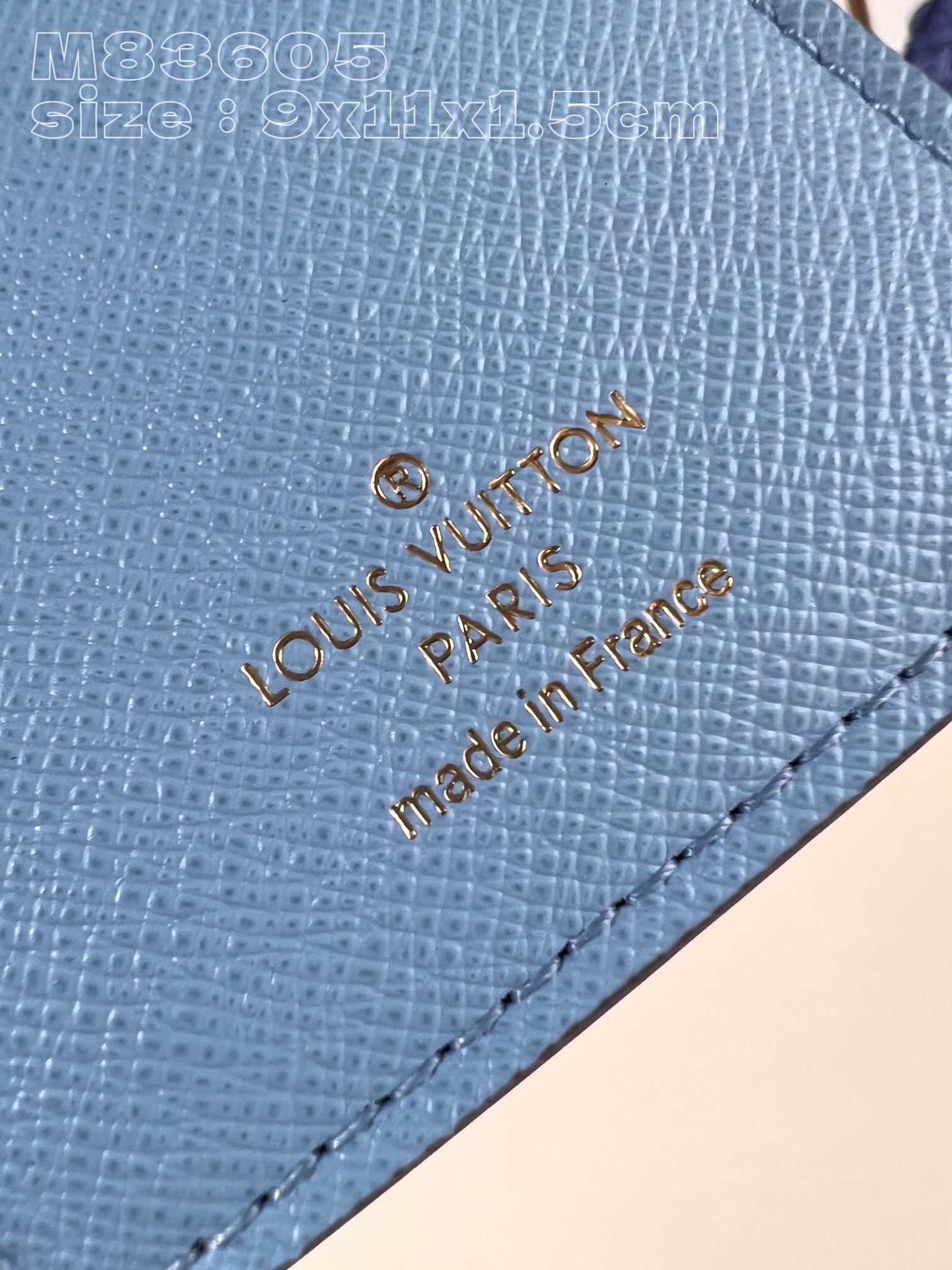 顶级原单M83605蓝這款Lisa錢包採用Monogram帆布精心打造並綴以粉彩色皮革襯裡錢包的設計細節