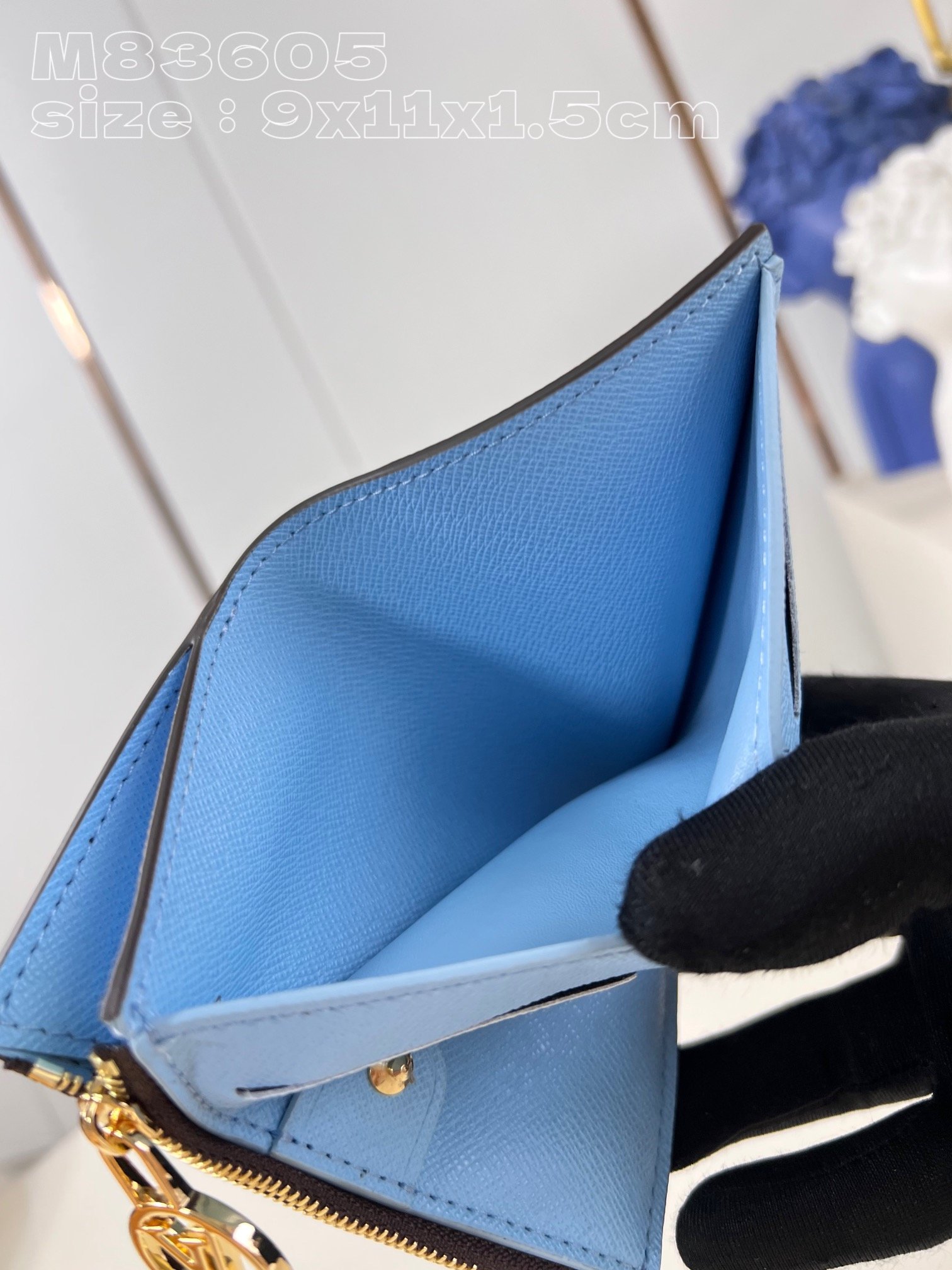 顶级原单M83605蓝這款Lisa錢包採用Monogram帆布精心打造並綴以粉彩色皮革襯裡錢包的設計細節