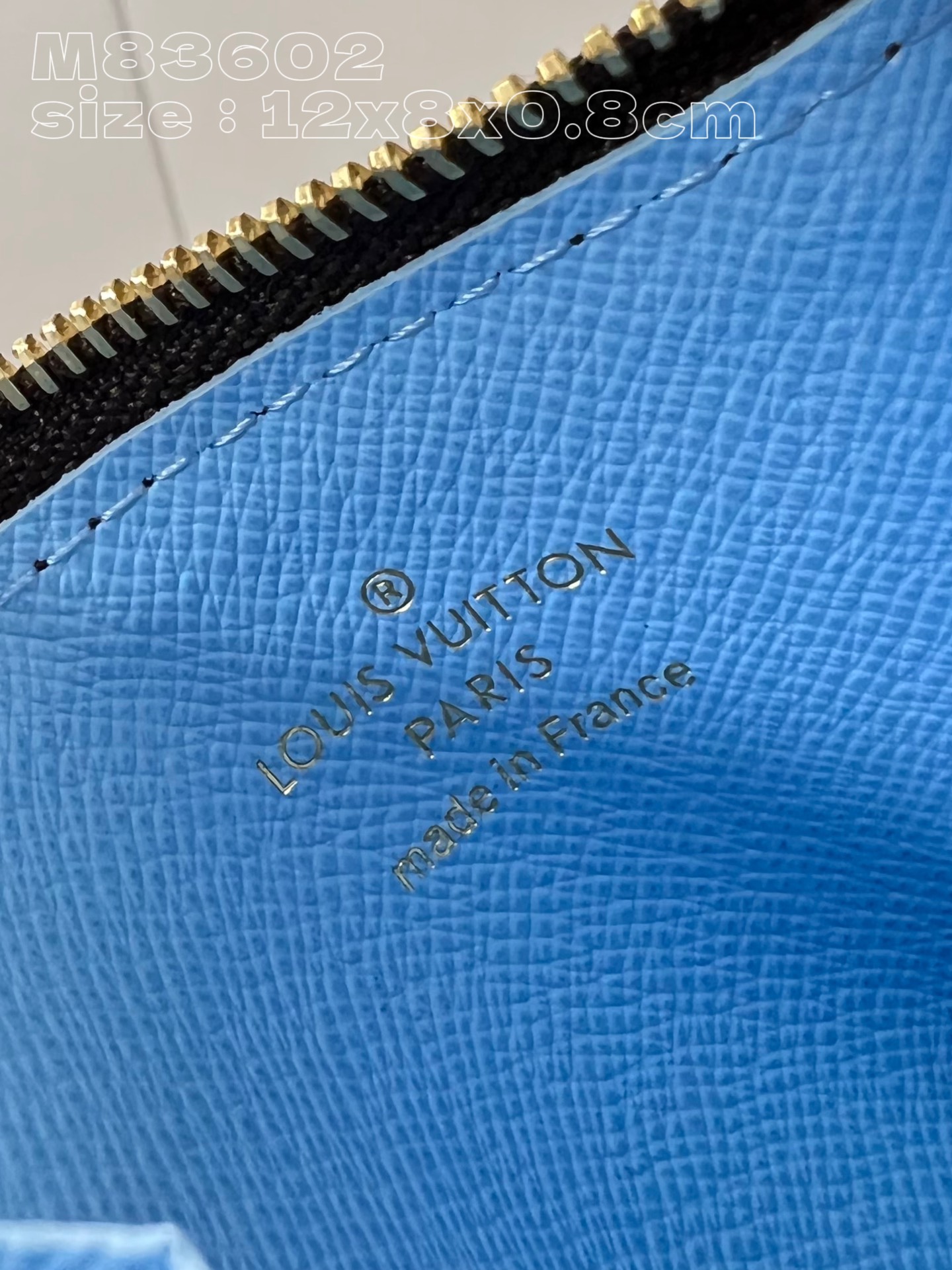 顶级原单M83602蓝這款Romy名片夾採用路易威登標誌性的Monogram帆布精心打造並綴以清新夏日色