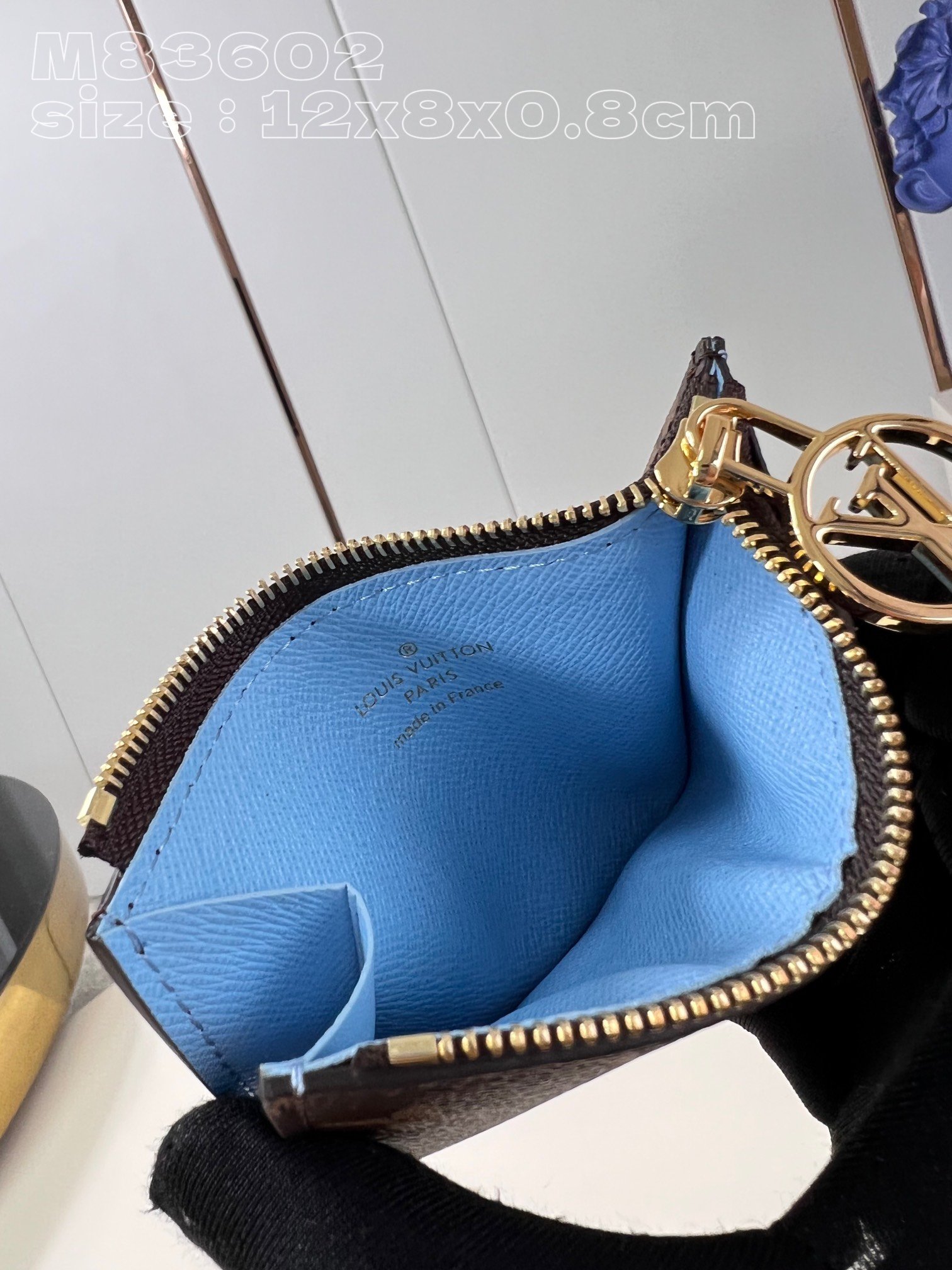 顶级原单M83602蓝這款Romy名片夾採用路易威登標誌性的Monogram帆布精心打造並綴以清新夏日色