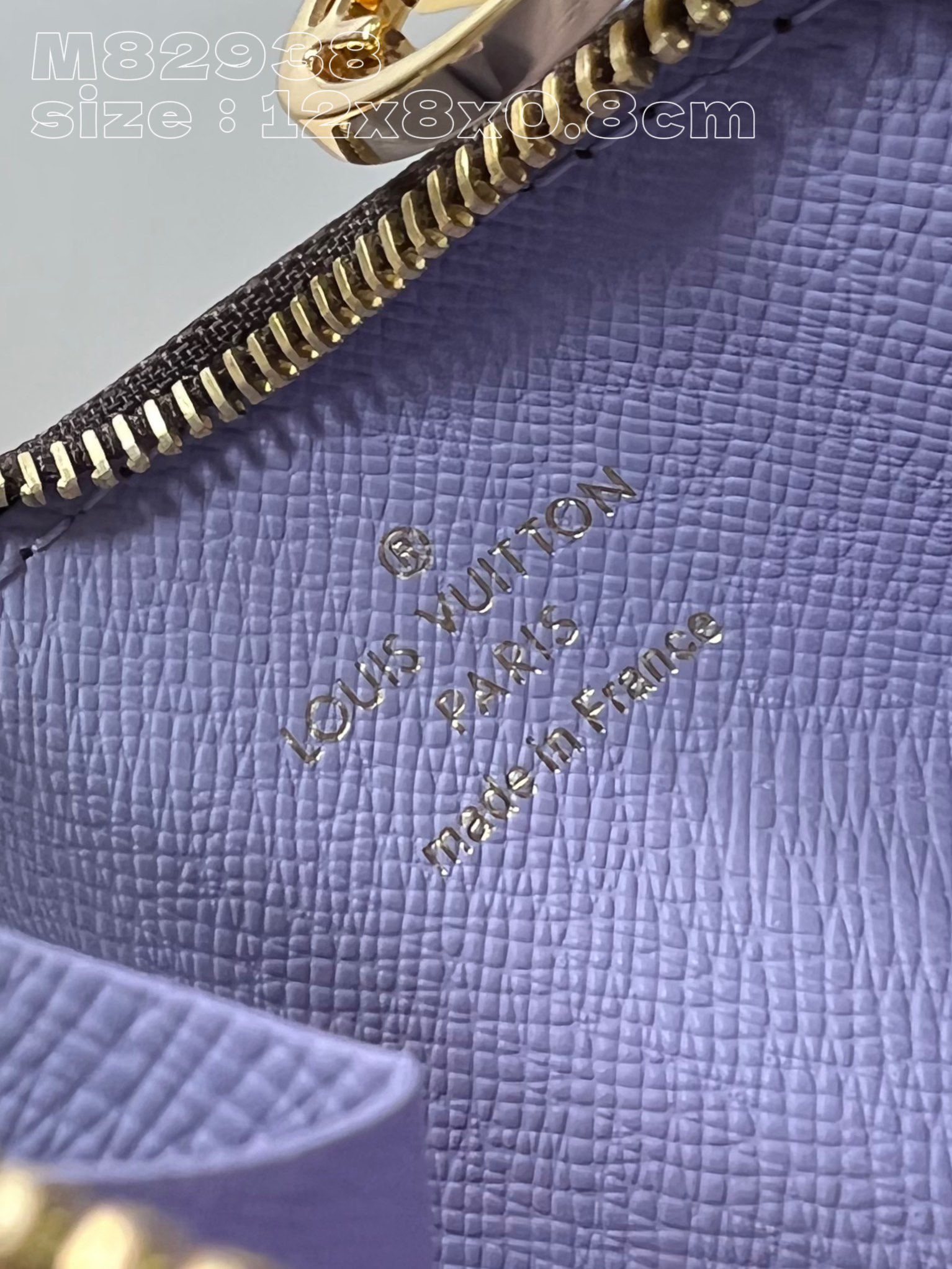 顶级原单M82938紫這款Romy名片夾採用路易威登標誌性的Monogram帆布精心打造並綴以清新夏日色
