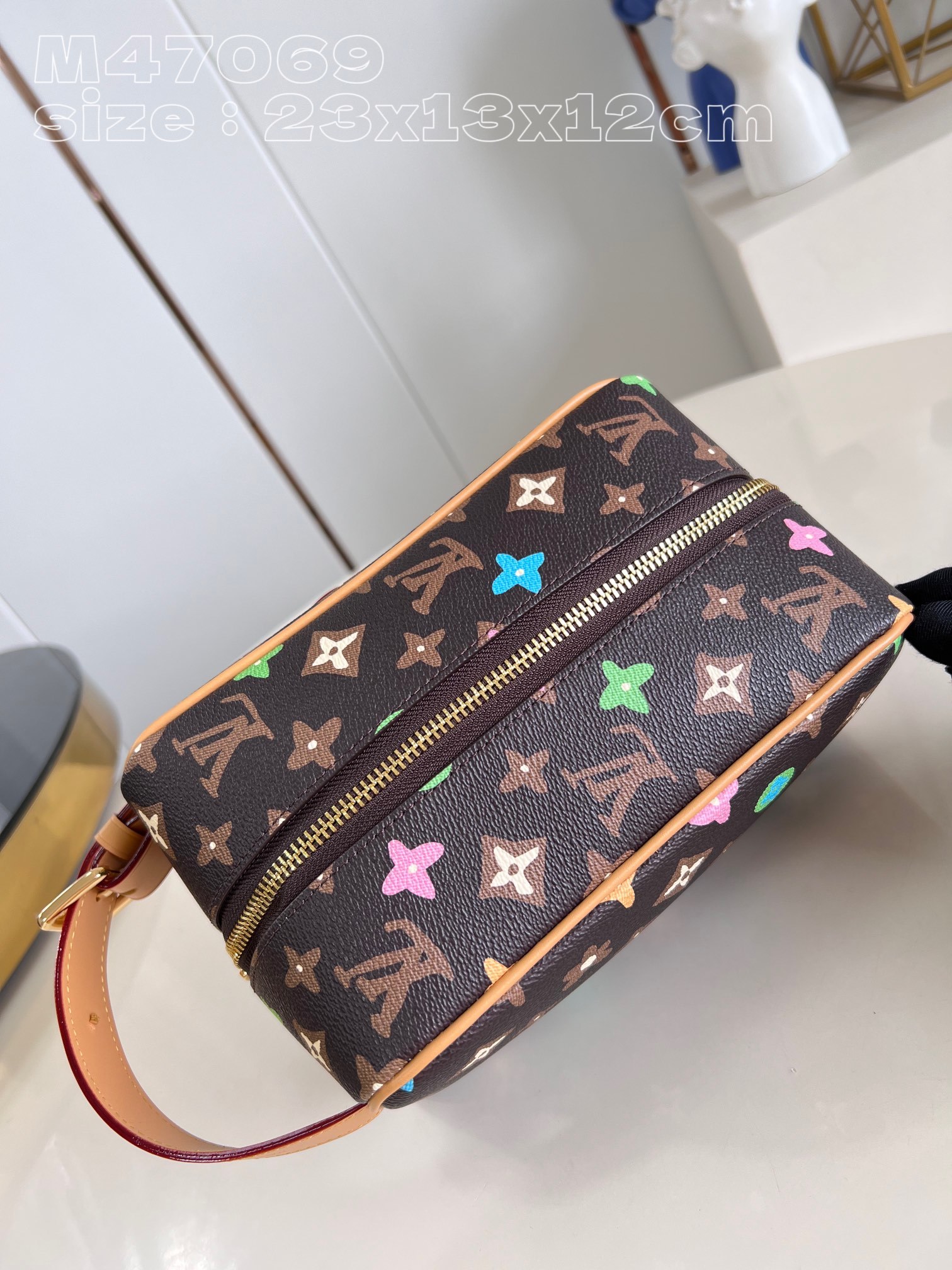顶级原单M47069本款LockerDoppKit盥洗袋取材MonogramCraggy帆布其缤纷Mon