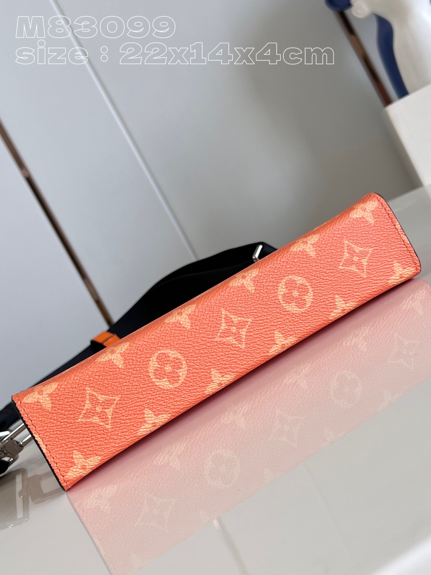 顶级原单M83099橙套装這款混合風格的Gaston隨身錢包以Monogram塗層帆布和色彩相襯的Taï