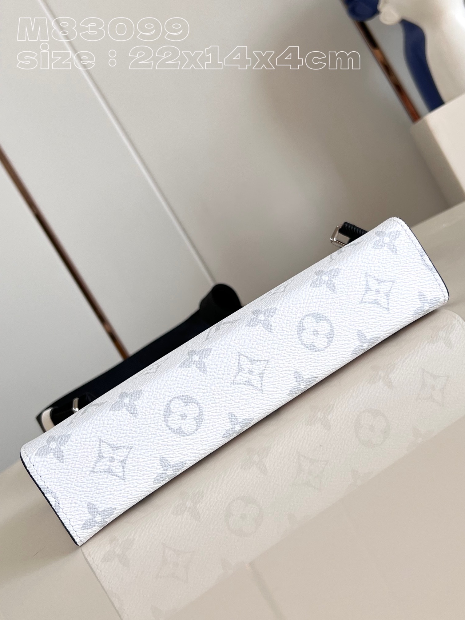 顶级原单M83099白套装這款混合風格的Gaston隨身錢包以Monogram塗層帆布和色彩相襯的Taï