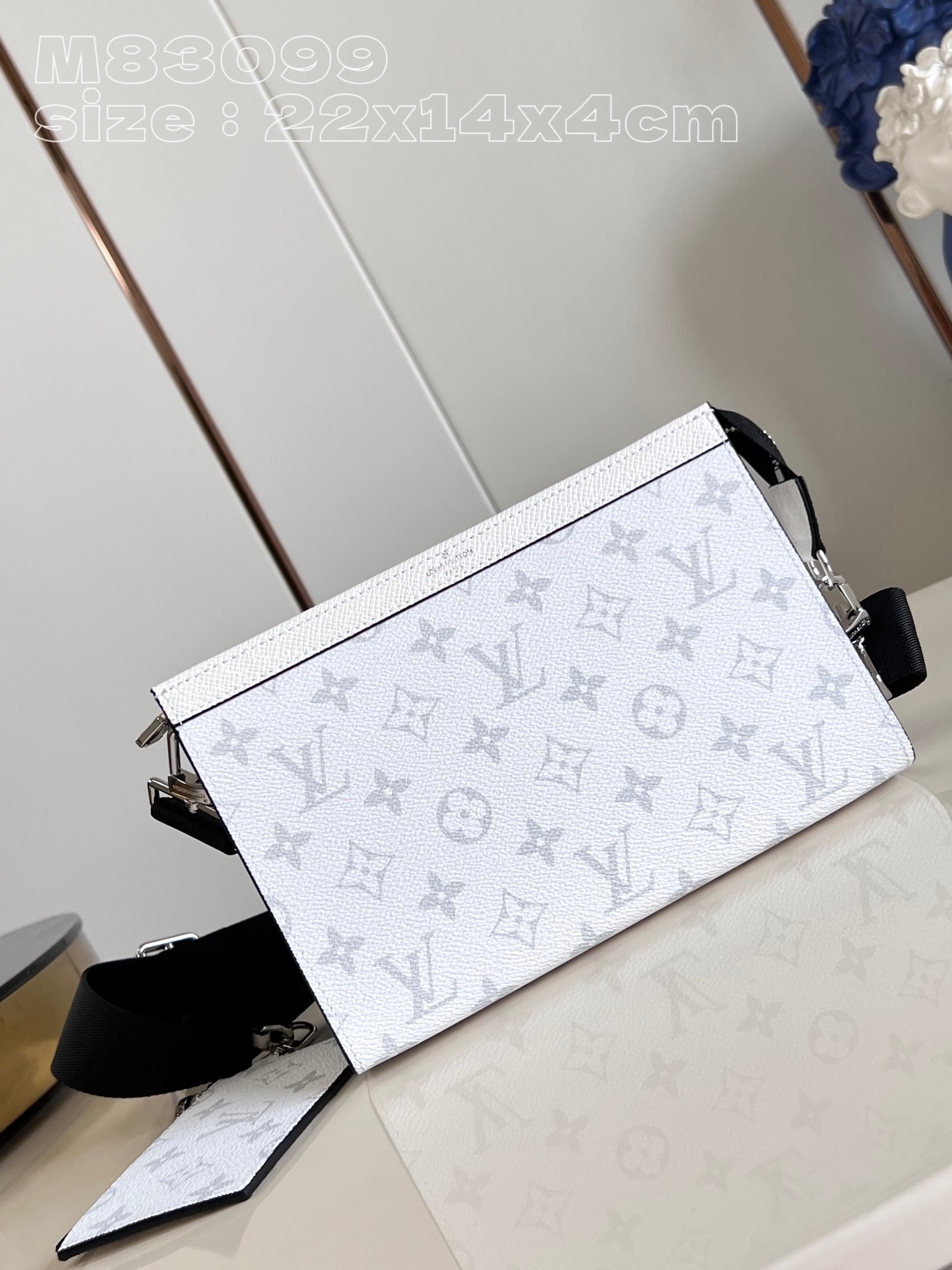 顶级原单M83099白套装這款混合風格的Gaston隨身錢包以Monogram塗層帆布和色彩相襯的Taï