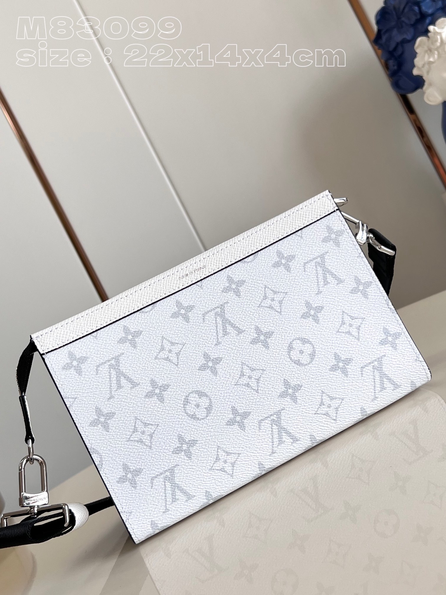 顶级原单M83099白套装這款混合風格的Gaston隨身錢包以Monogram塗層帆布和色彩相襯的Taï