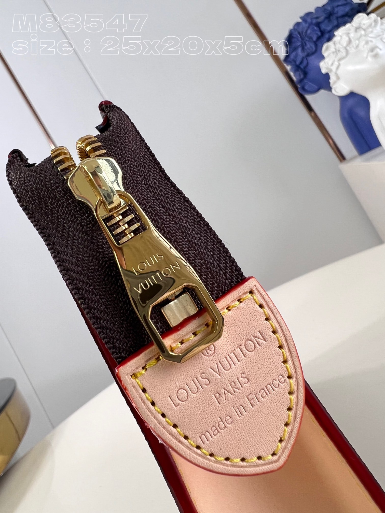 顶级原单M83547PocheToilette盥洗袋取材路易威登经典Monogram帆布和细腻牛皮革搭配