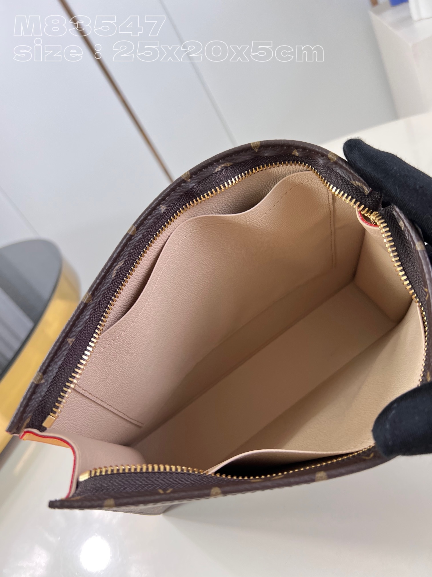 顶级原单M83547PocheToilette盥洗袋取材路易威登经典Monogram帆布和细腻牛皮革搭配