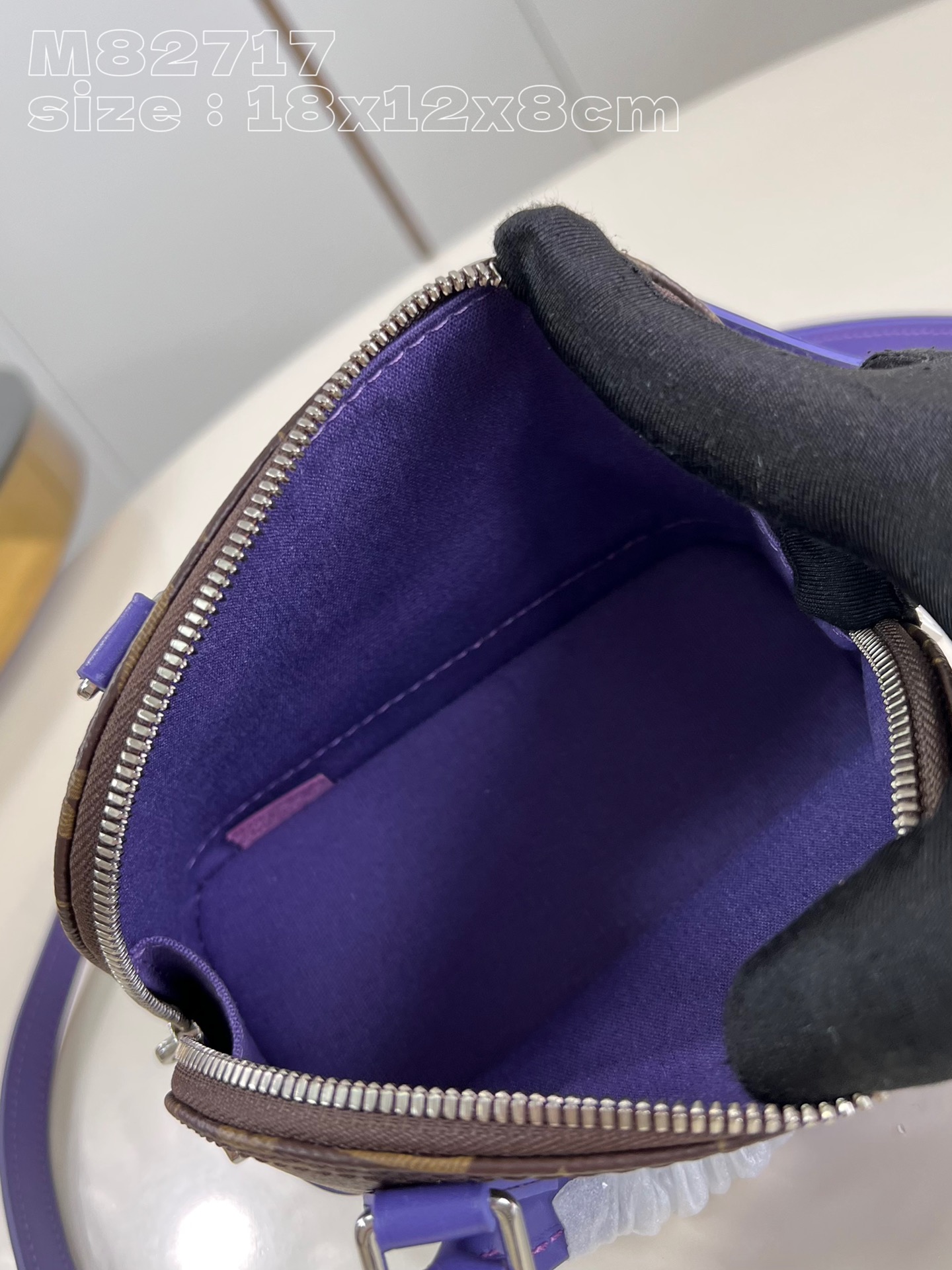 顶级原单M82717紫NanoAlma手袋是路易威登经典Alma手袋的袖珍版本此次取材Monogram涂