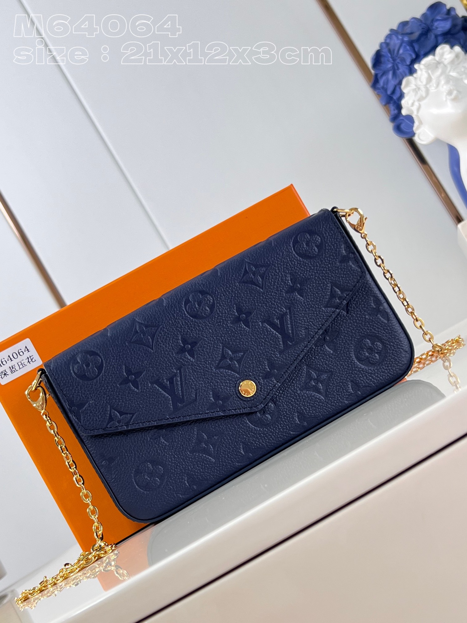 【M64064 Bleu foncé】 Ce sac de chaîne Pochette Félicie est en cuir monogramme Empreinte, et il présente un motif monogramme classique Louis Vuitton avec un gaufrage implicite. La configuration de l’enveloppe contient beaucoup d’espace, et le sac à fermeture éclair et la poche avec la mezzanine de carte sont amovibles. Attachez la chaîne et explorez des moyens plus modernes de le porter. 21 x 12 x 3 cm (longueur x hauteur x largeur) q