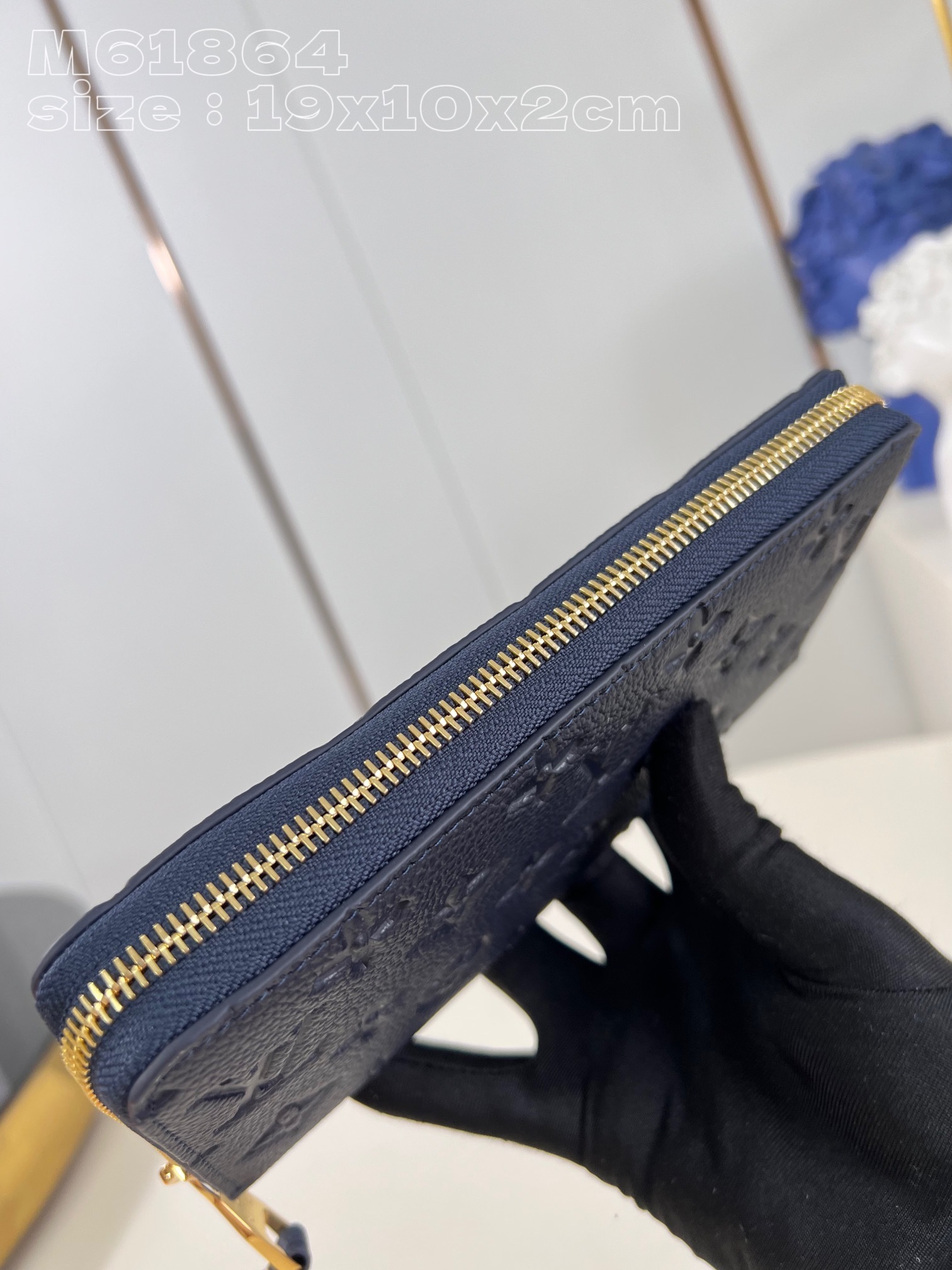 顶级原单M61864深蓝压花這款zippy拉鏈錢包以MonogramEmpreinte柔軟粒面壓花牛皮綴