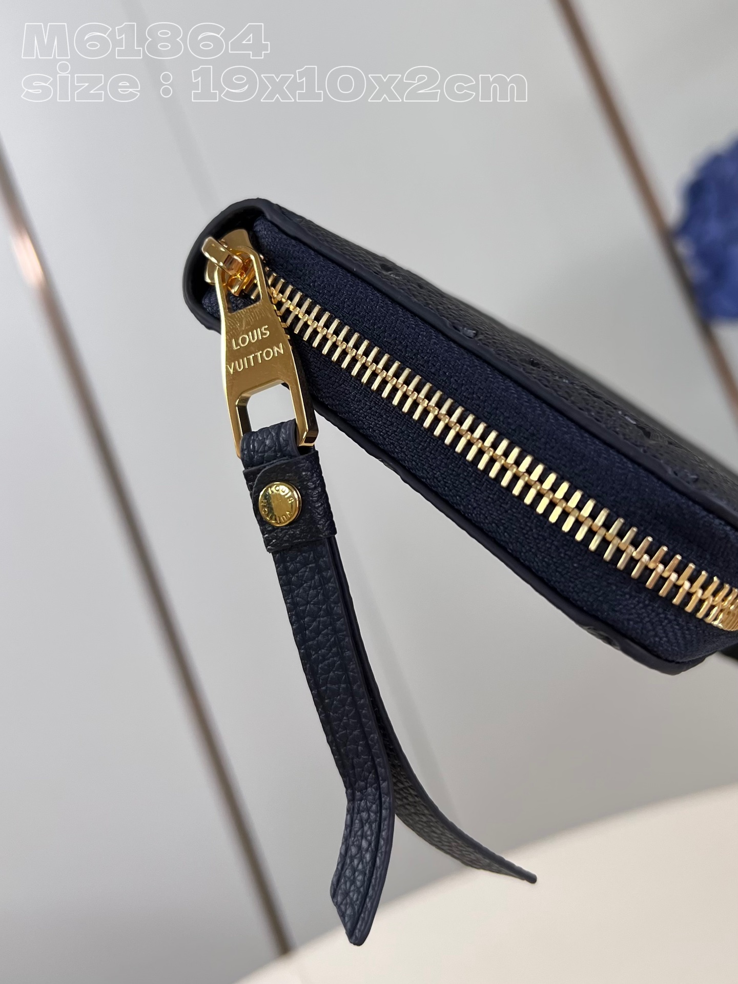 顶级原单M61864深蓝压花這款zippy拉鏈錢包以MonogramEmpreinte柔軟粒面壓花牛皮綴