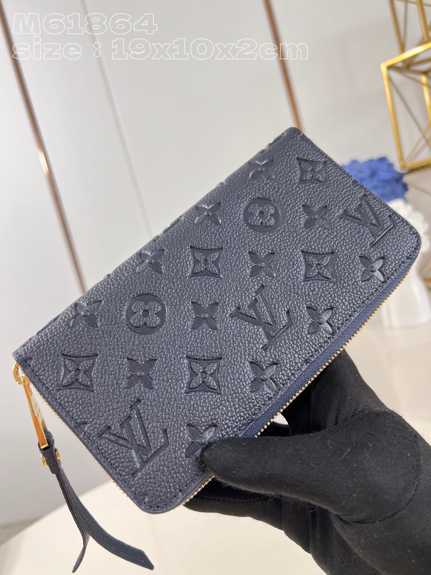 顶级原单M61864深蓝压花這款zippy拉鏈錢包以MonogramEmpreinte柔軟粒面壓花牛皮綴