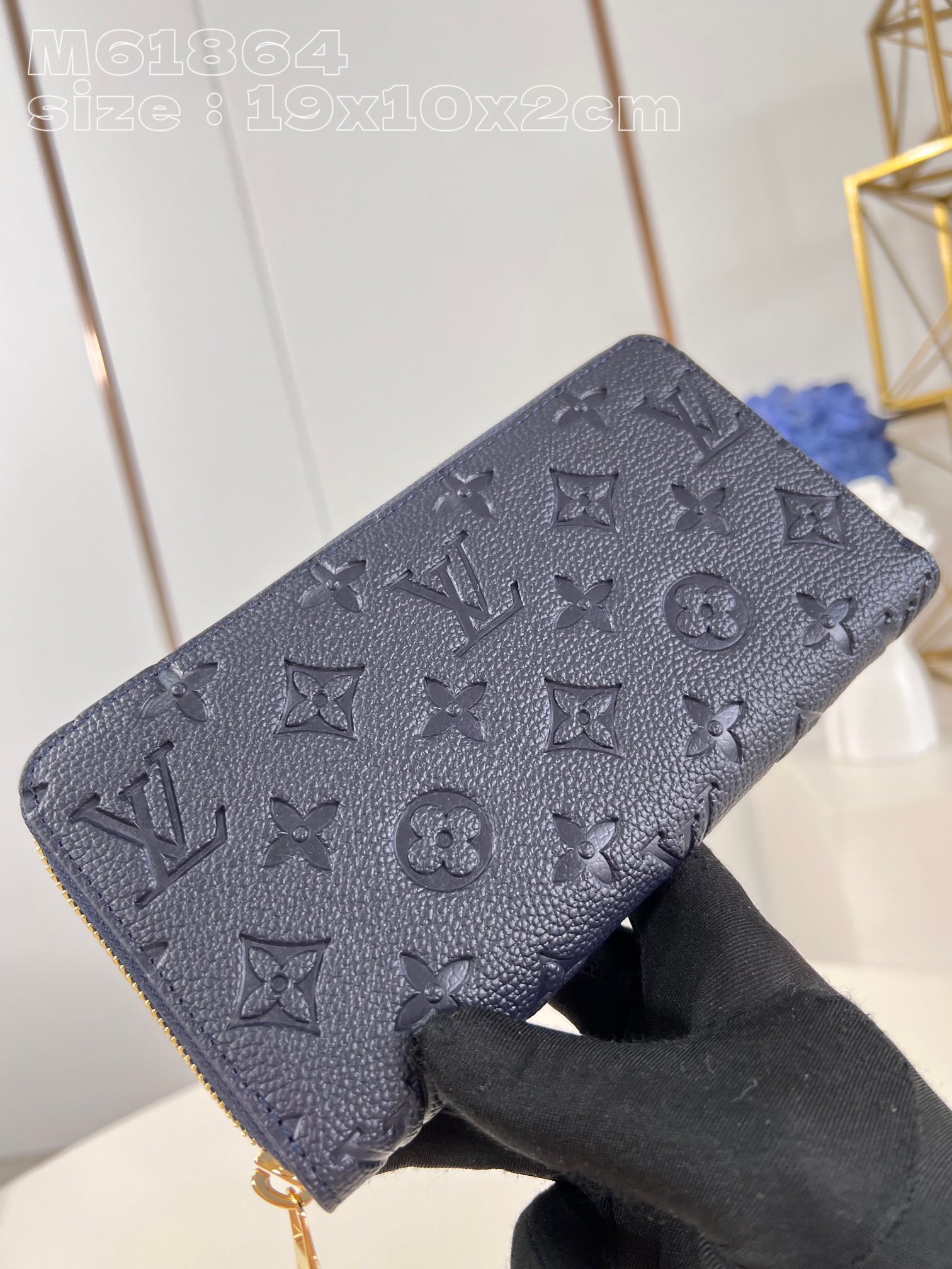 顶级原单M61864深蓝压花這款zippy拉鏈錢包以MonogramEmpreinte柔軟粒面壓花牛皮綴