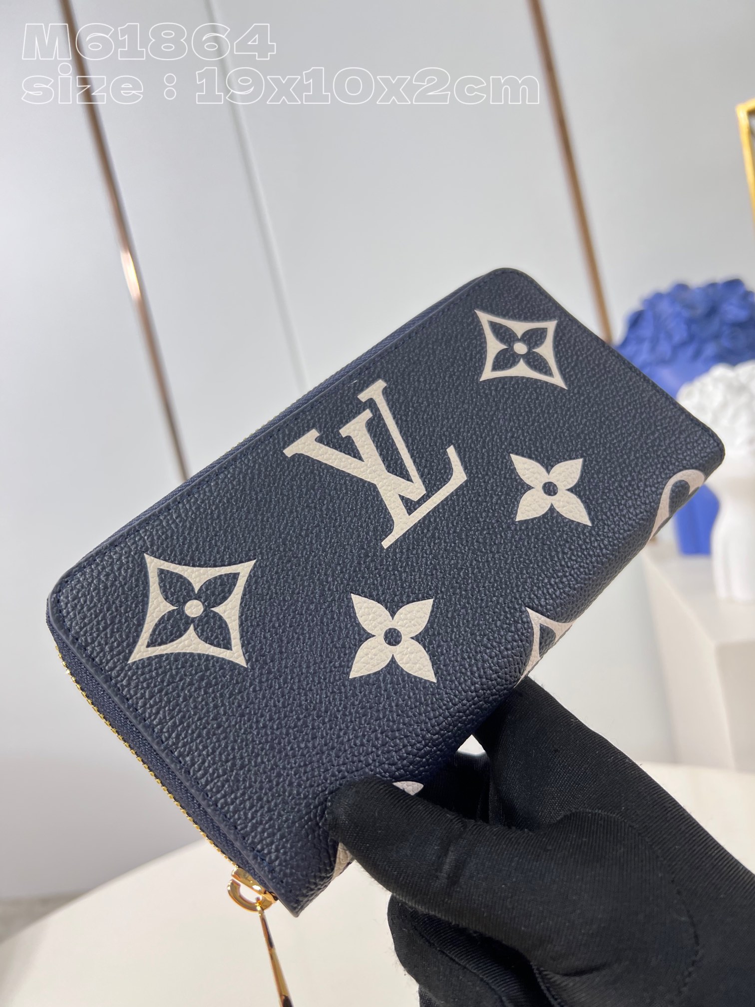 顶级原单M61864深蓝丝印這款拉鏈錢包以MonogramEmpreinte柔軟粒面壓花牛皮綴以品牌經典