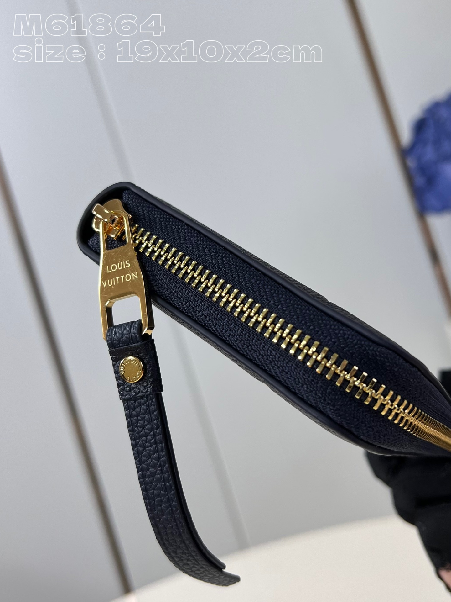 顶级原单M61864深蓝丝印這款拉鏈錢包以MonogramEmpreinte柔軟粒面壓花牛皮綴以品牌經典