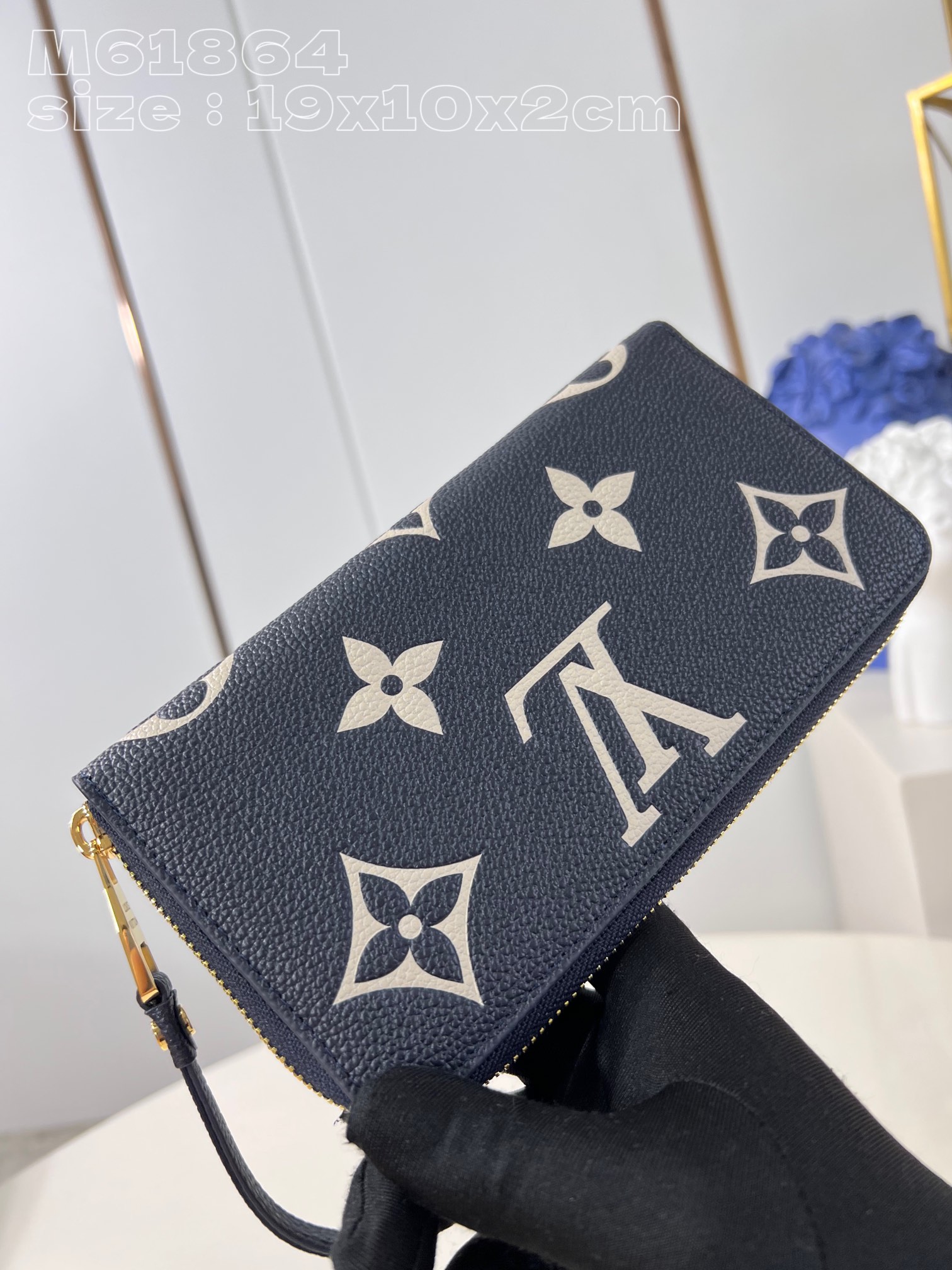 顶级原单M61864深蓝丝印這款拉鏈錢包以MonogramEmpreinte柔軟粒面壓花牛皮綴以品牌經典