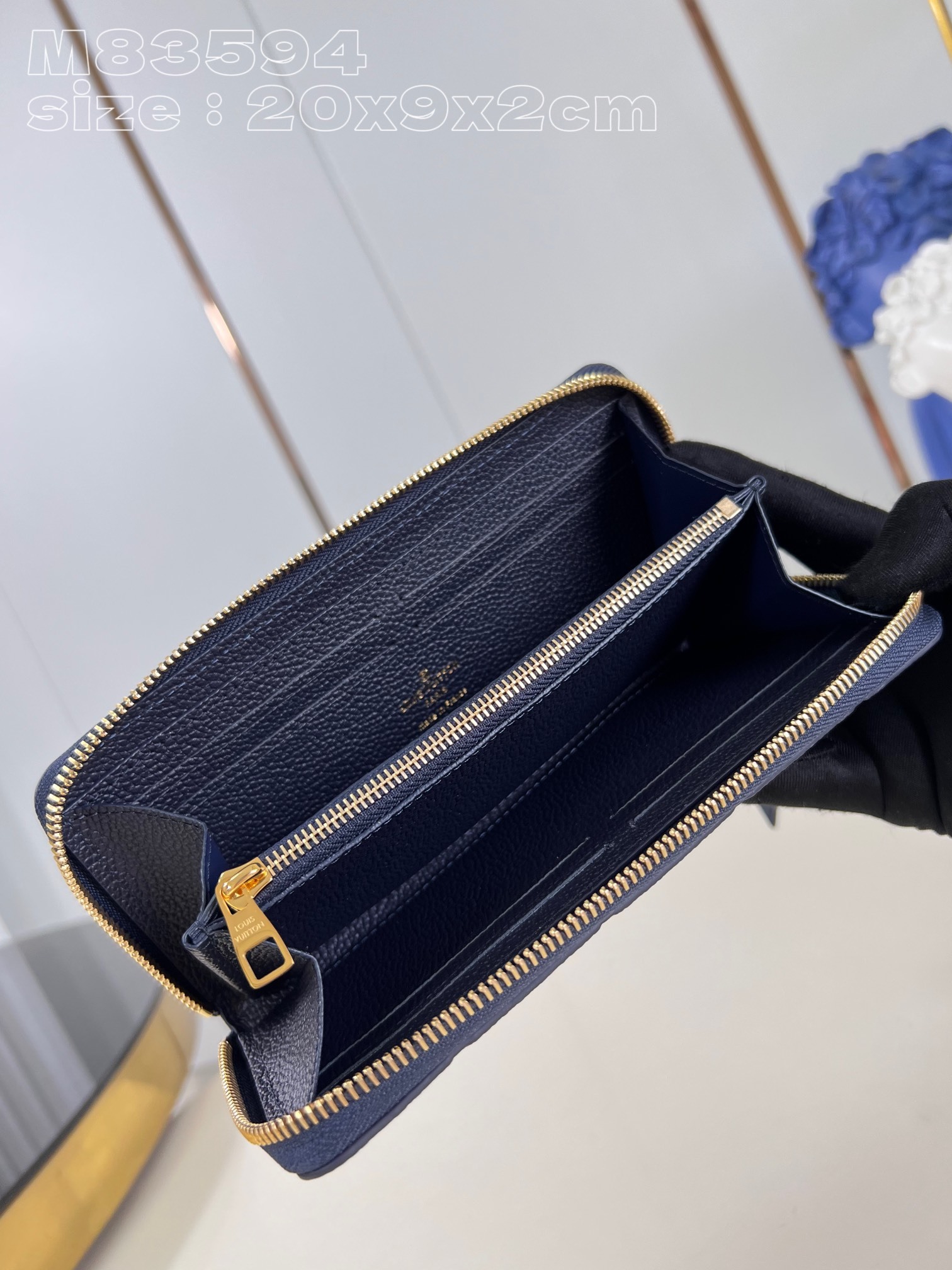 顶级原单M83594深蓝压花這款Clémence錢包選用MonogramEmpreinte柔軟粒面皮革重