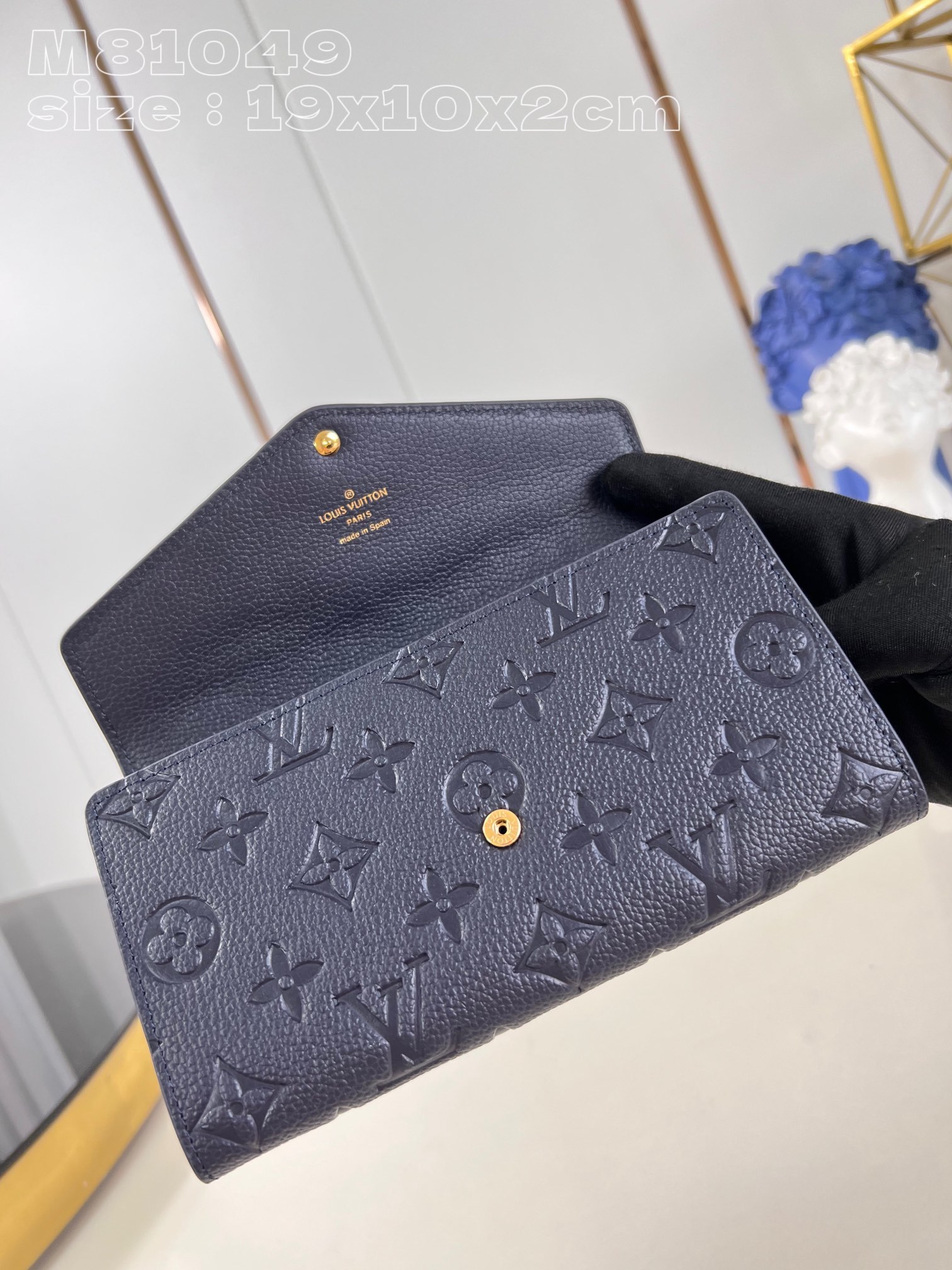 顶级原单M81049深蓝压花這款路易威登經典的Sarah錢包以雙色MonogramEmpreinte皮革