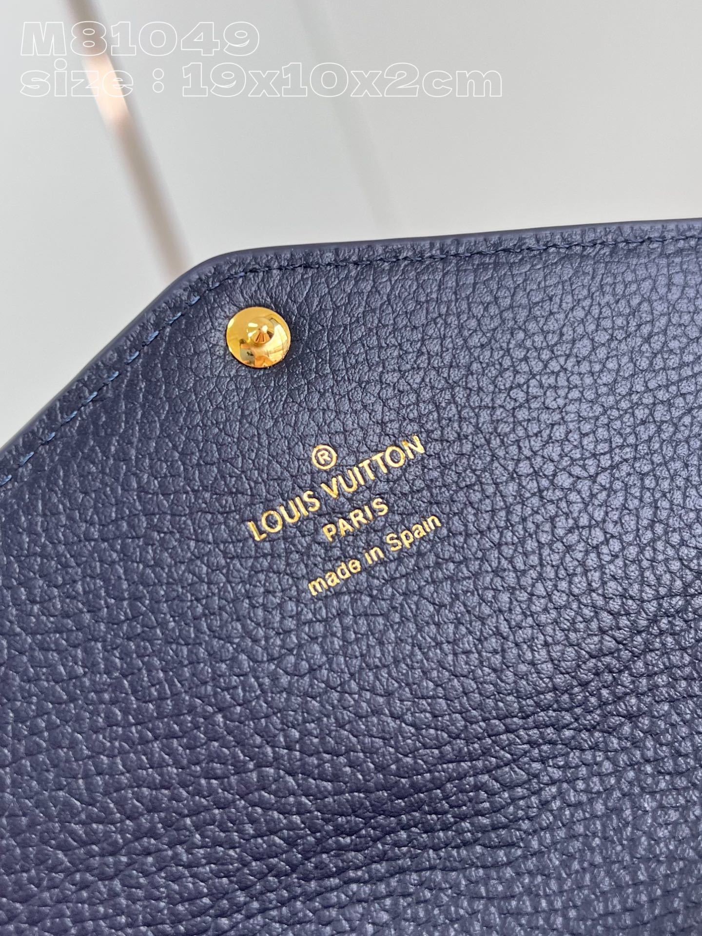 顶级原单M81049深蓝压花這款路易威登經典的Sarah錢包以雙色MonogramEmpreinte皮革