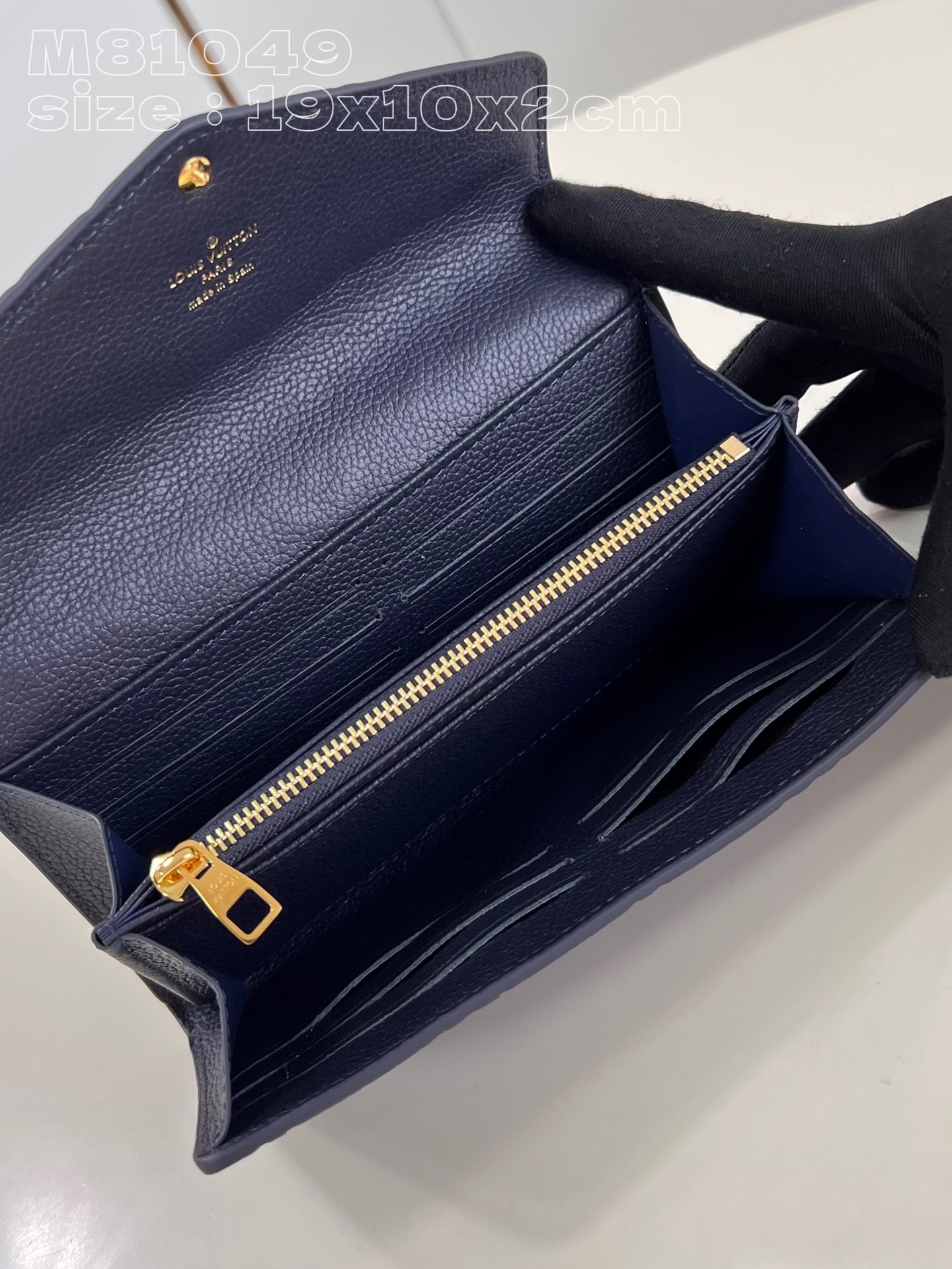 顶级原单M81049深蓝压花這款路易威登經典的Sarah錢包以雙色MonogramEmpreinte皮革