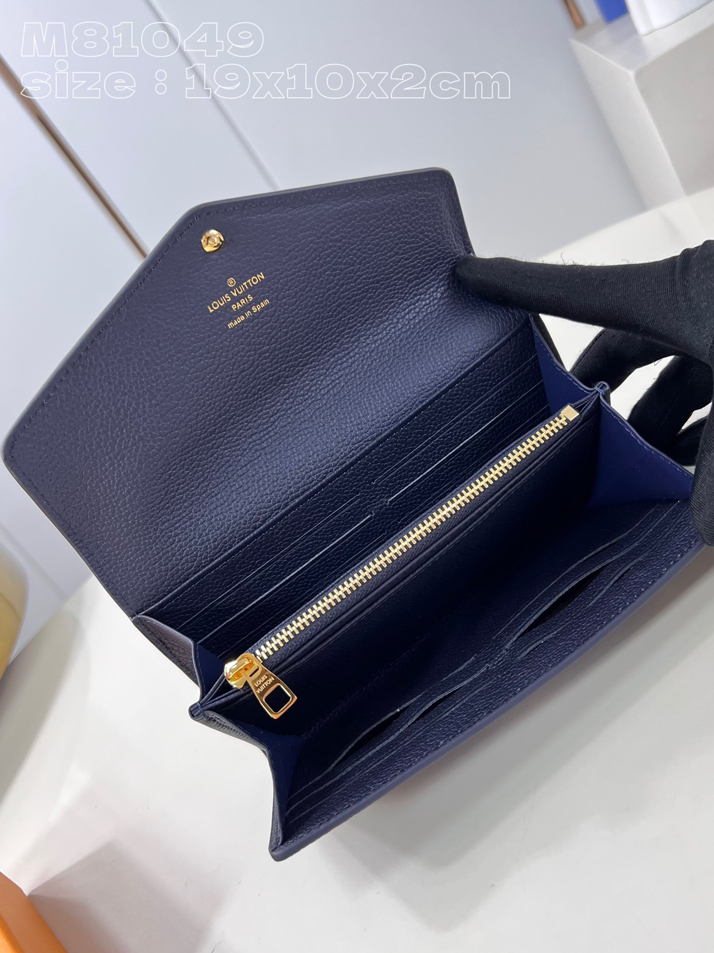 顶级原单M81049深蓝丝印這款路易威登經典的Sarah錢包以雙色MonogramEmpreinte皮革