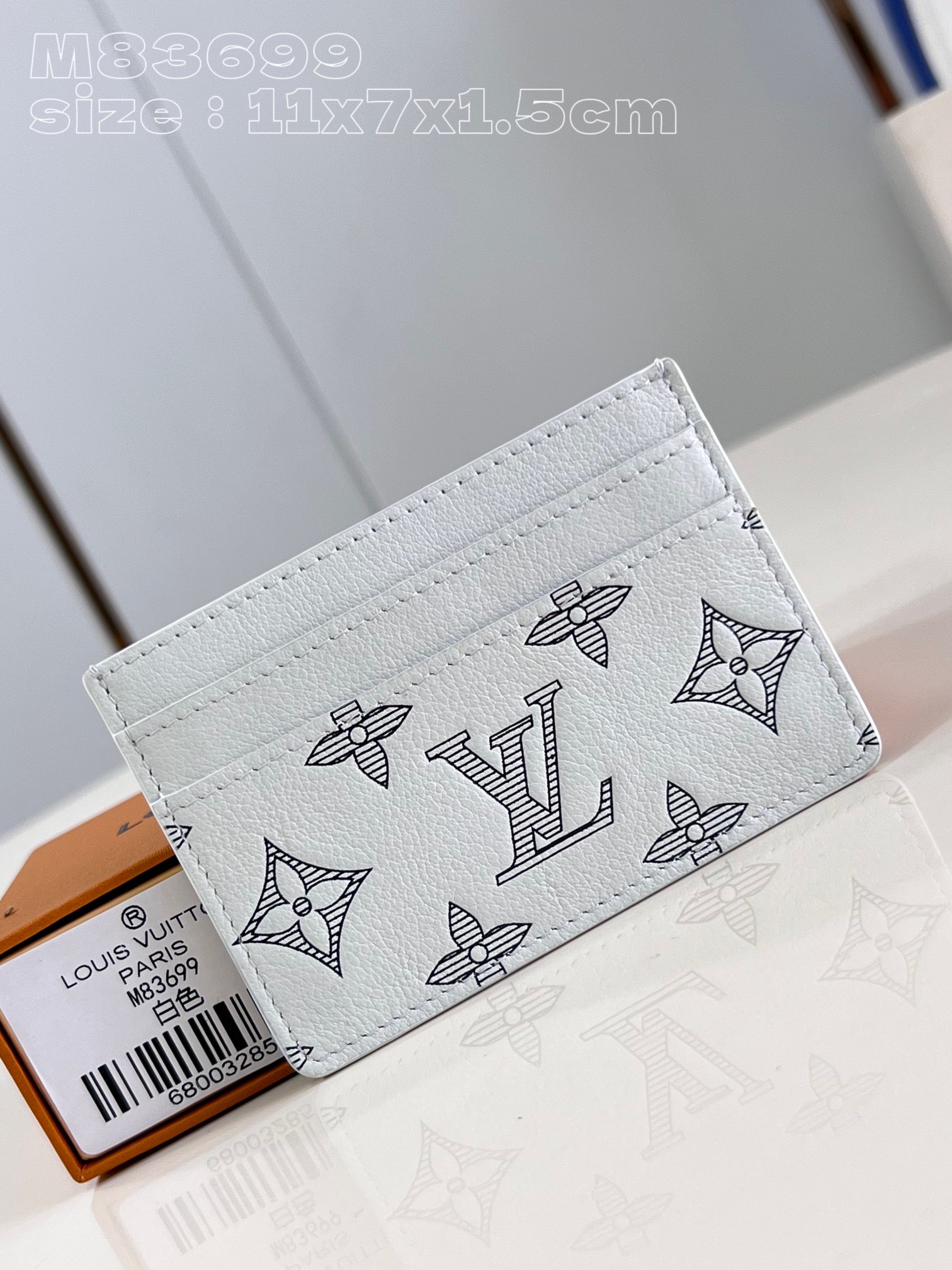 M83699 Ce support à double carte libère le charme élégant du cuir d’ombre monogramme. Le cuir en cuir à chute de vache exquis empreint le motif de monogramme classique, avec une configuration exquise avec la mezzanine de cartes et le compartiment central, qui peut être facilement incluse dans les poches ou les sacs à main, ce qui en fait un excellent cadeau pour les amateurs de monogramme. 11 x 7 x 1,5 cm (longueur x hauteur x largeur) u