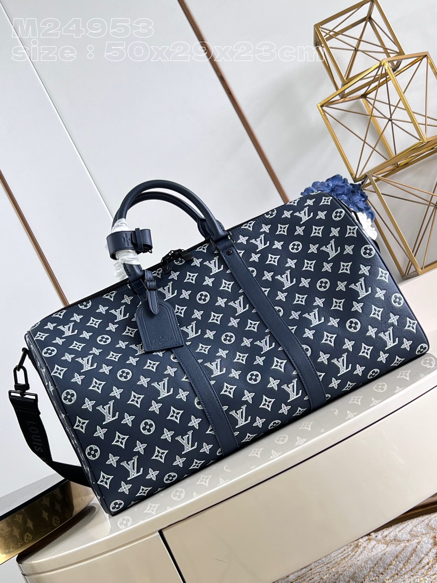 M24953 Blue Keepall Bandoulière 50 Le sac de voyage est fait de cuir de cuir de vache d’ombre monogramme doux, et le motif de monogramme est représenté avec des techniques d’impression et d’impression pour créer une riche couche visuelle et une vitalité. La taille des bagages d’embarquement cache beaucoup d’espace. 50 x 29 x 23 cm (longueur x hauteur x largeur) e