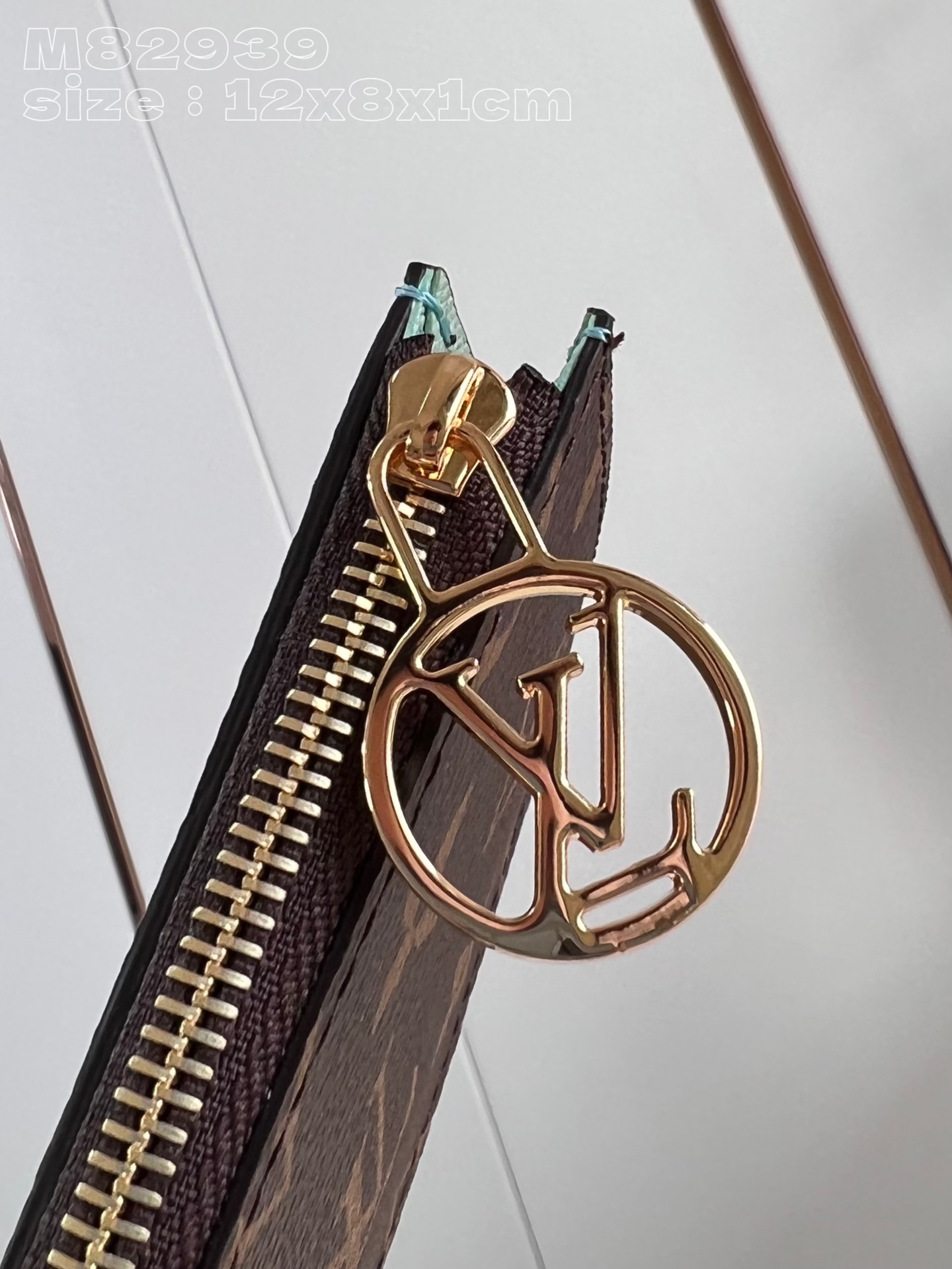 顶级原单M82939绿這款Romy名片夾結合路易威登標誌性的Monogram帆布及彩色皮革襯裡優雅且實用
