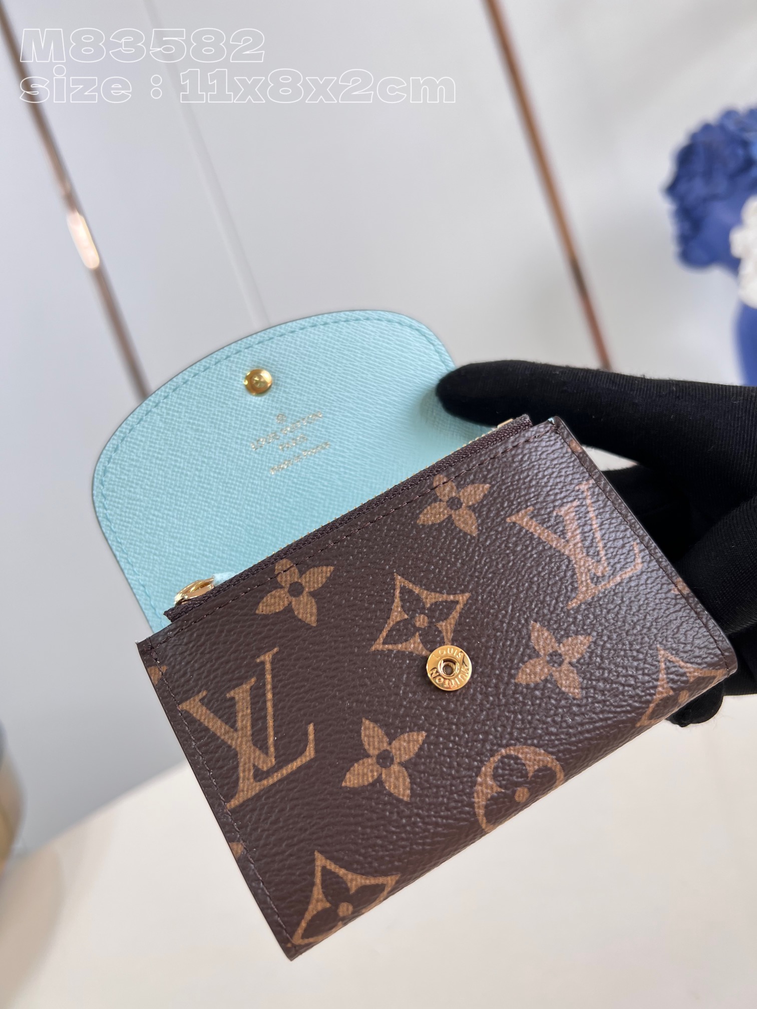 顶级原单M83582绿這款Rosalie零錢包今季以Monogram帆布製成並綴以彩色皮革飾邊突顯其獨特