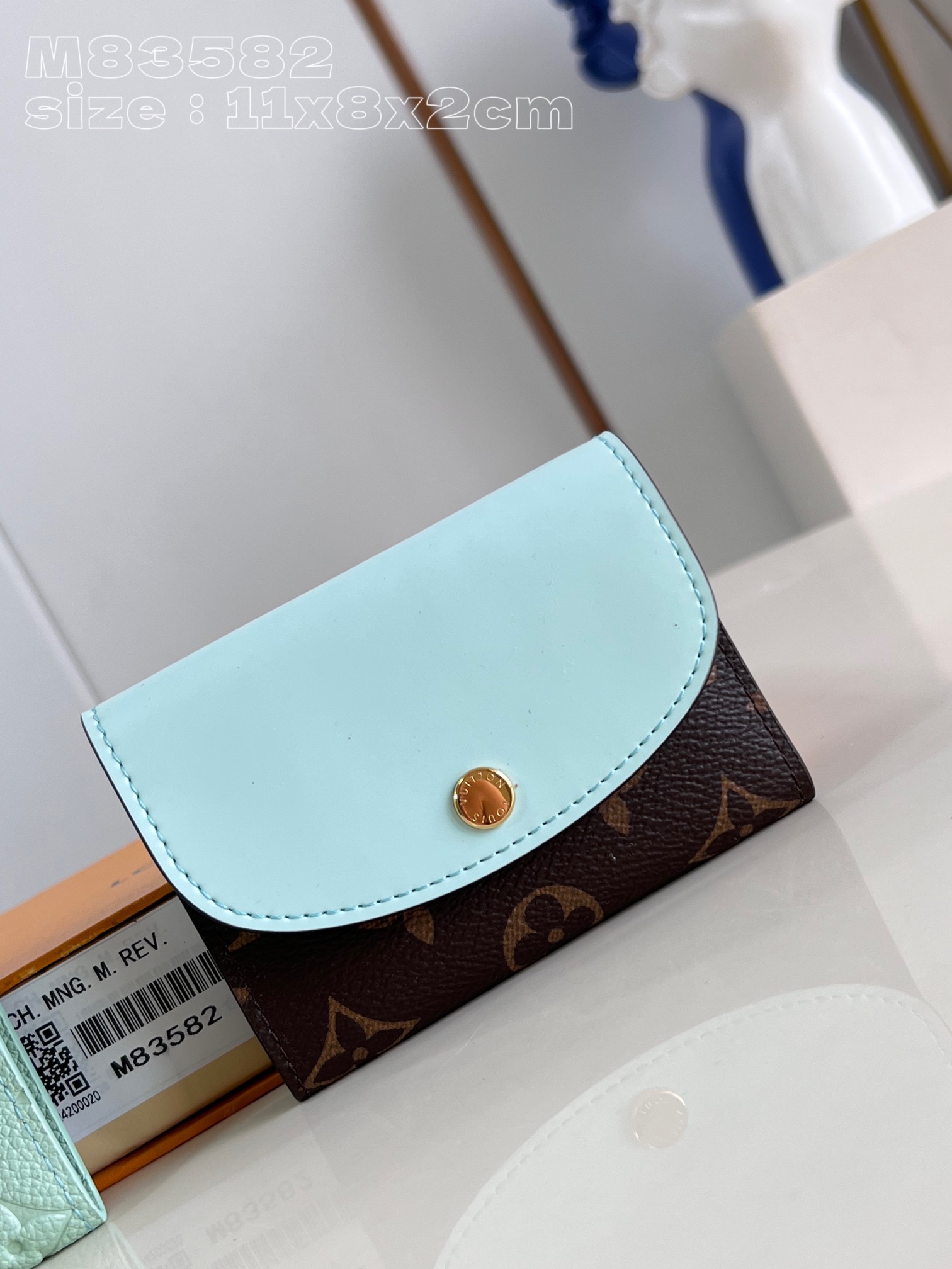 顶级原单M83582绿這款Rosalie零錢包今季以Monogram帆布製成並綴以彩色皮革飾邊突顯其獨特