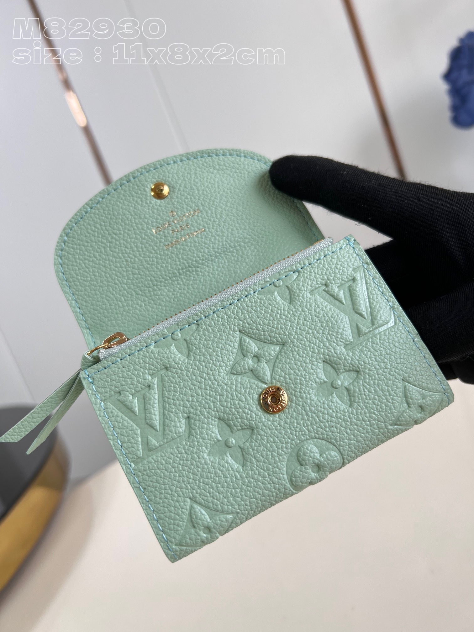 顶级原单M82930绿這款Rosalie零錢包今季以Monogram帆布製成並綴以彩色皮革飾邊突顯其獨特
