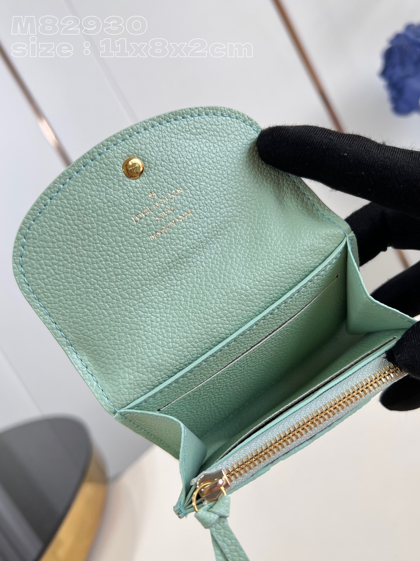 顶级原单M82930绿這款Rosalie零錢包今季以Monogram帆布製成並綴以彩色皮革飾邊突顯其獨特