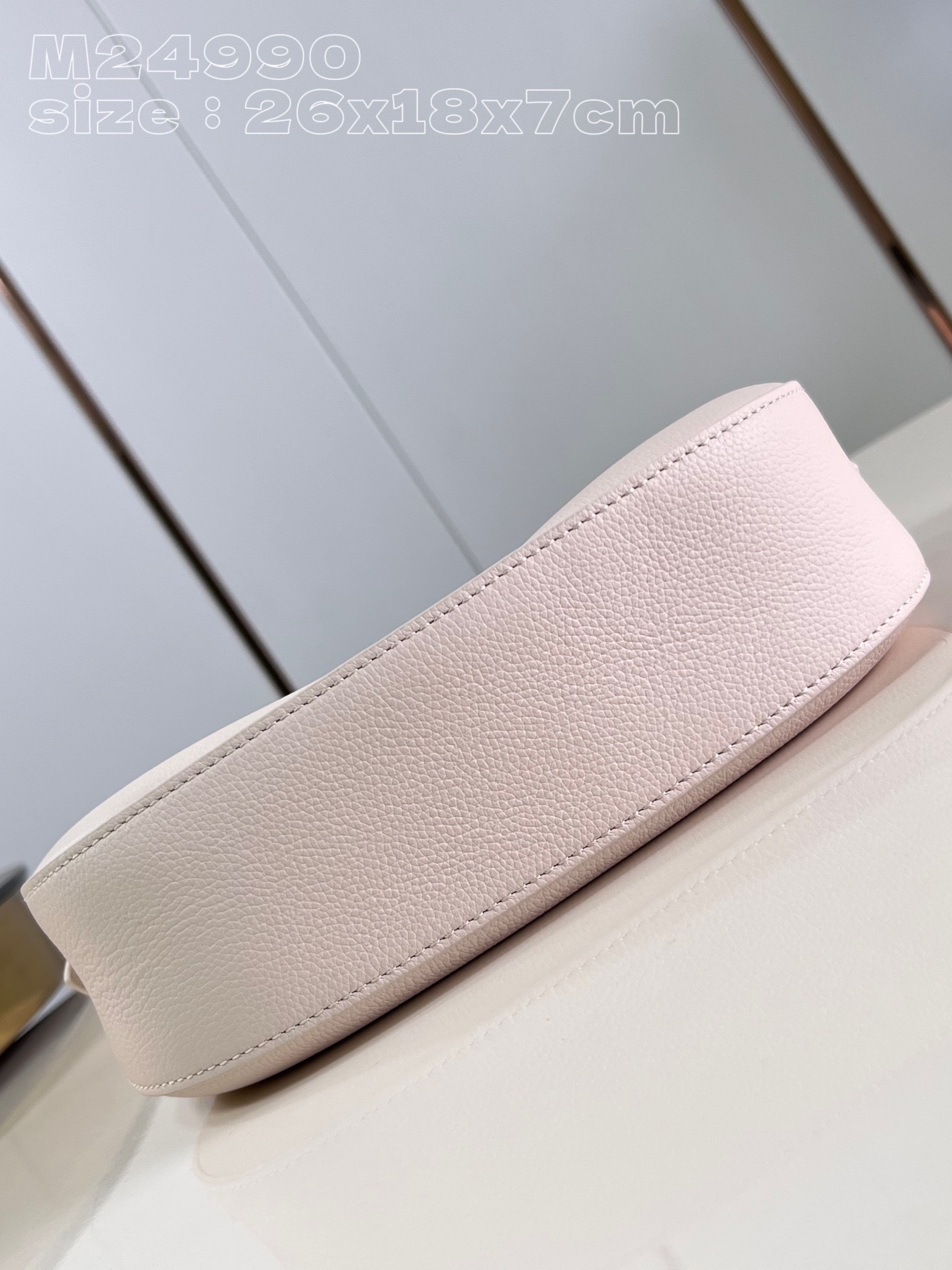 顶级原单M24990白本款LowKeyShoulderBag手袋以华美设计再度印证品牌精湛匠艺柔软牛皮革