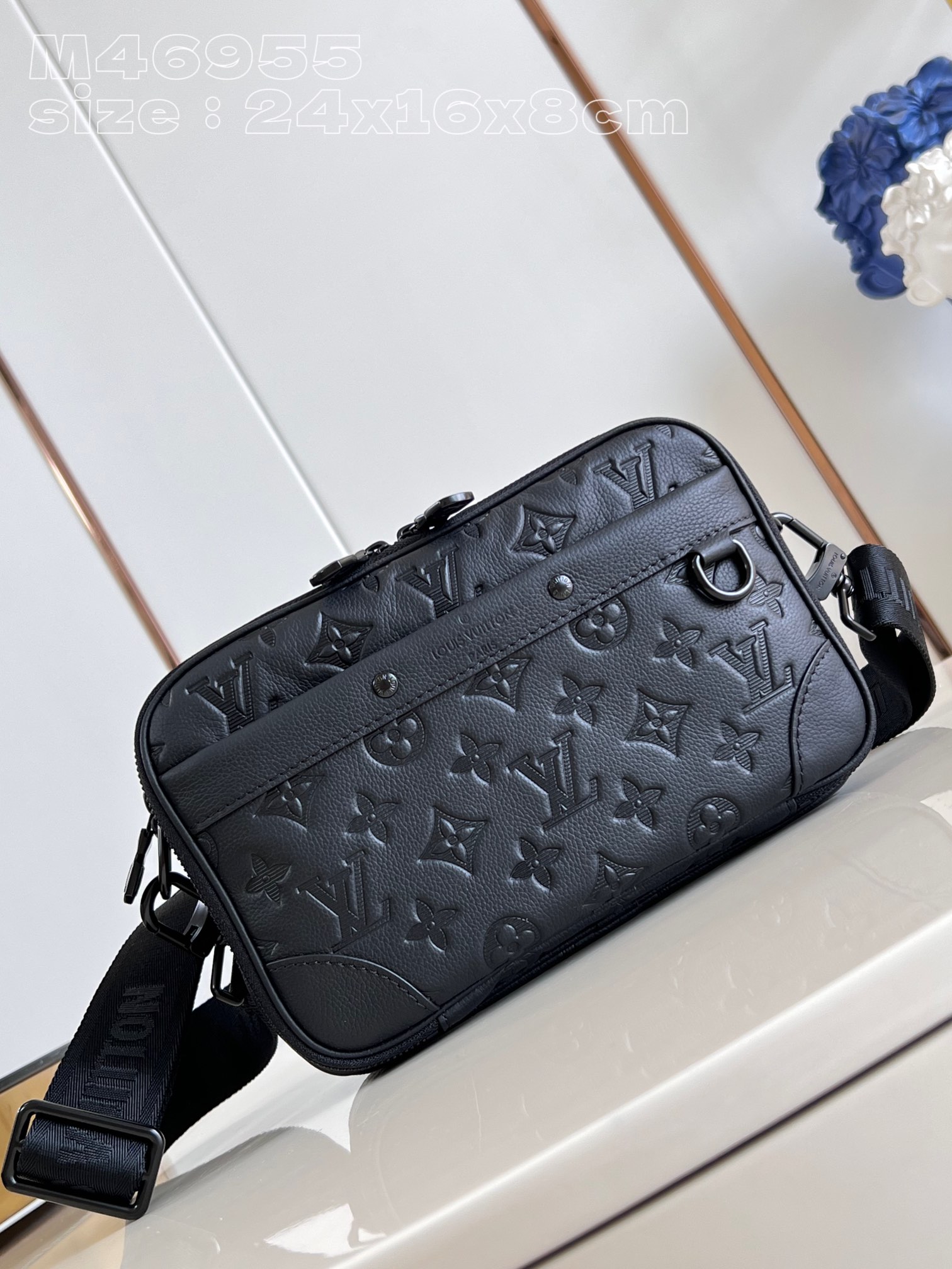 顶级原单M46955压花本款Alpha邮差包取材MonogramShadow皮革含蓄压印Monogram