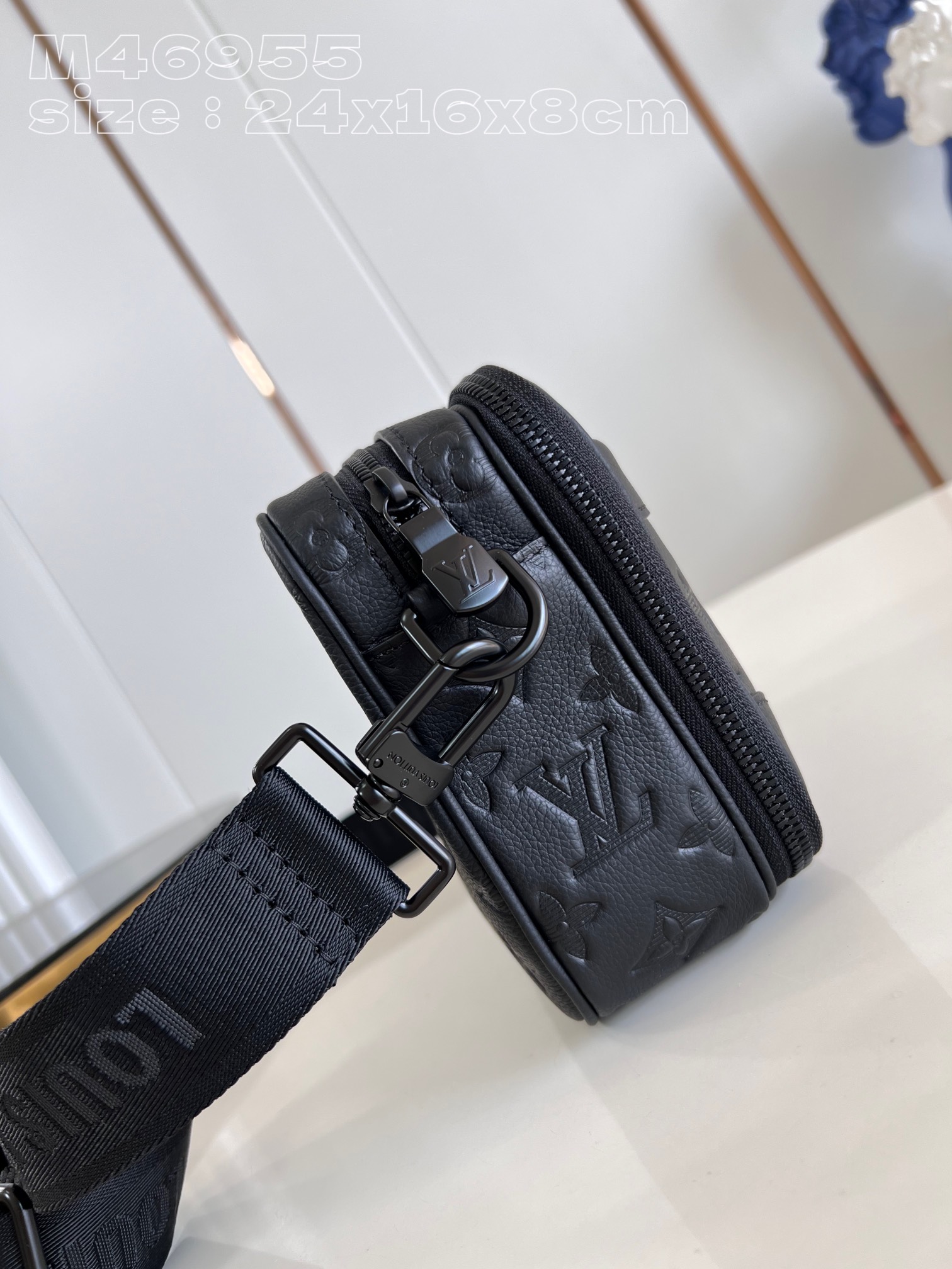 顶级原单M46955压花本款Alpha邮差包取材MonogramShadow皮革含蓄压印Monogram