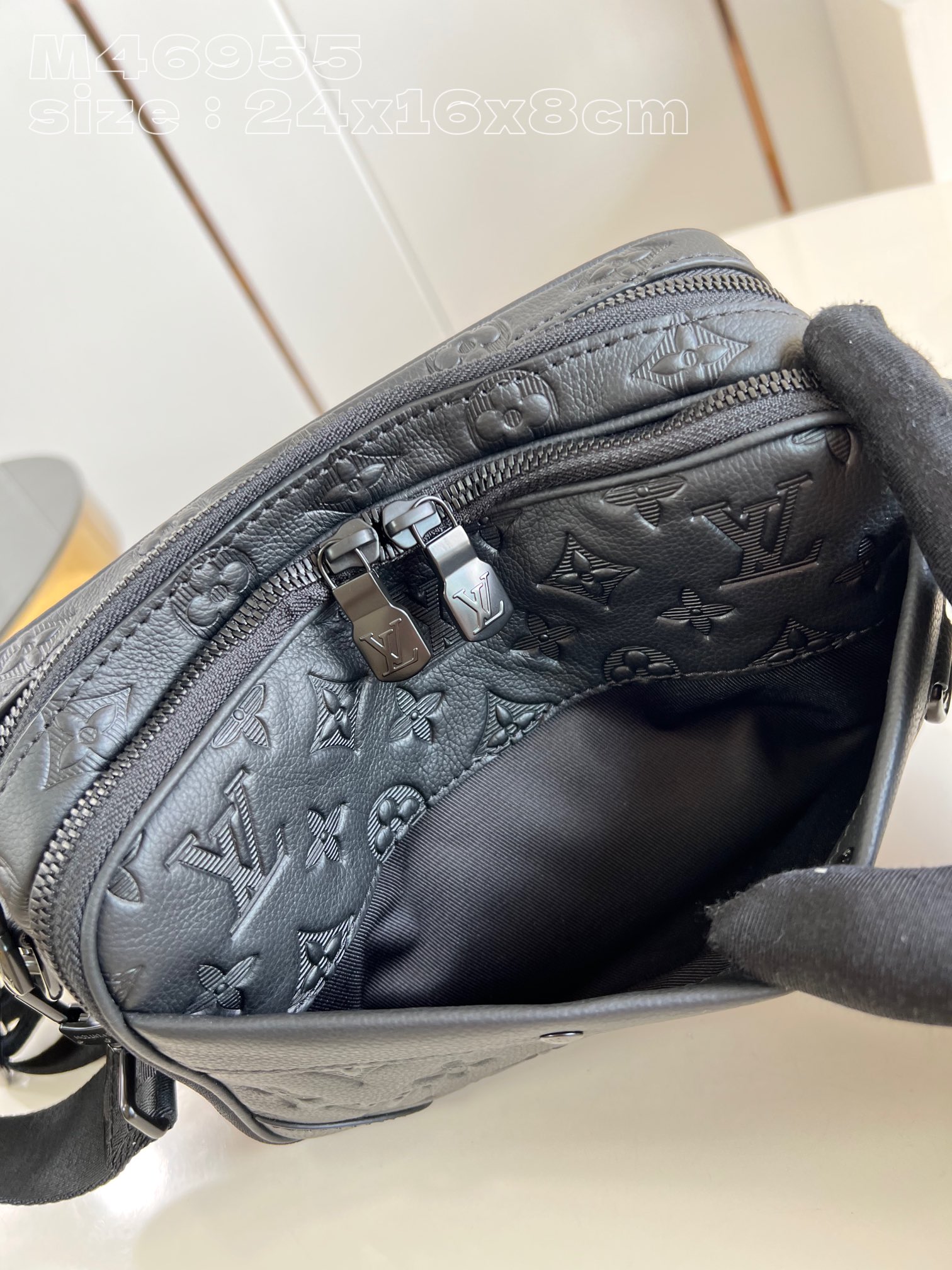 顶级原单M46955压花本款Alpha邮差包取材MonogramShadow皮革含蓄压印Monogram