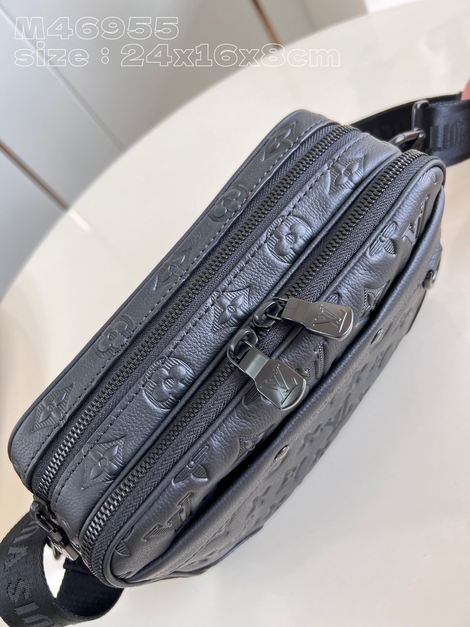 顶级原单M46955压花本款Alpha邮差包取材MonogramShadow皮革含蓄压印Monogram