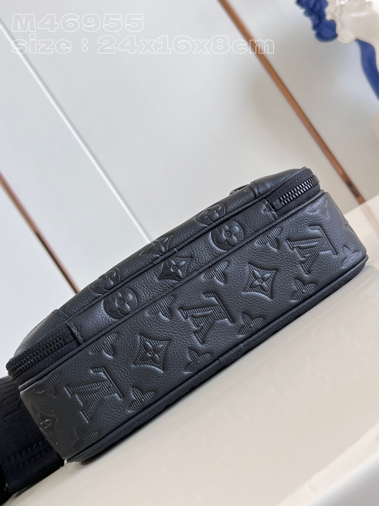顶级原单M46955压花本款Alpha邮差包取材MonogramShadow皮革含蓄压印Monogram