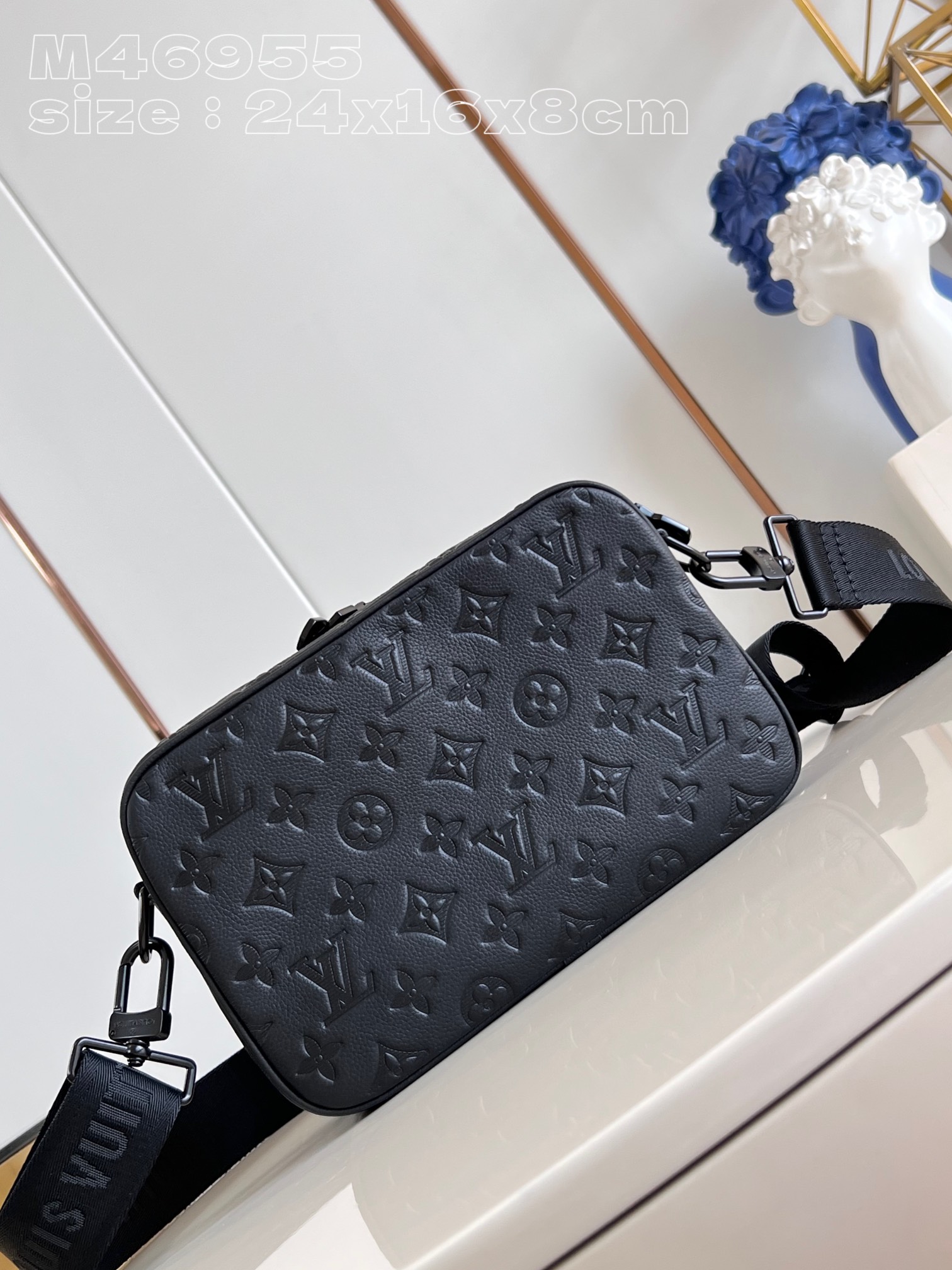 顶级原单M46955压花本款Alpha邮差包取材MonogramShadow皮革含蓄压印Monogram