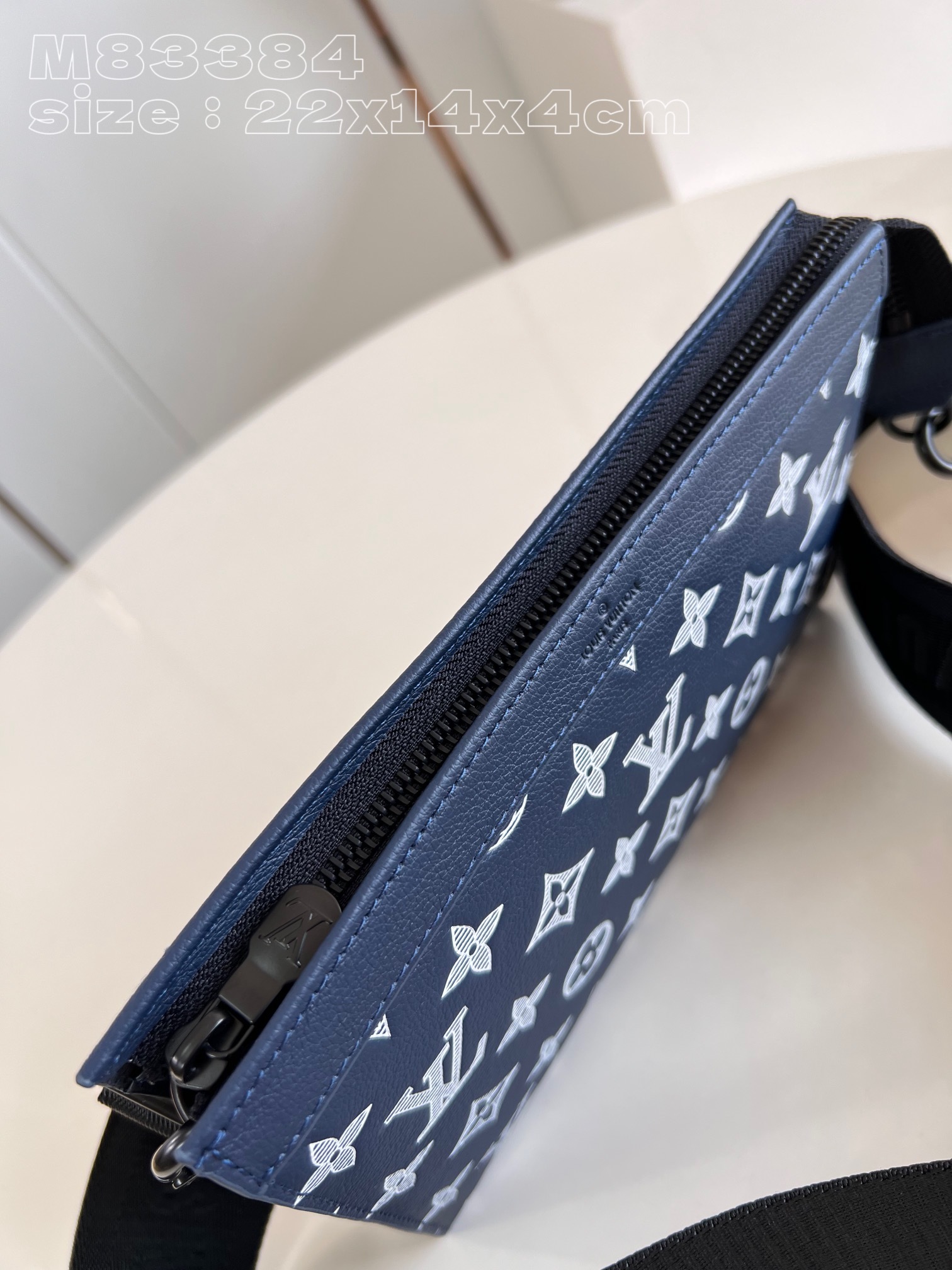 顶级原单M83384本款Gaston迷你手袋选用MonogramShadow牛皮革以撞色Monogram