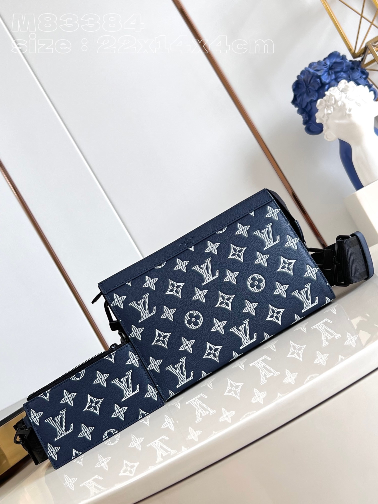 顶级原单M83384本款Gaston迷你手袋选用MonogramShadow牛皮革以撞色Monogram