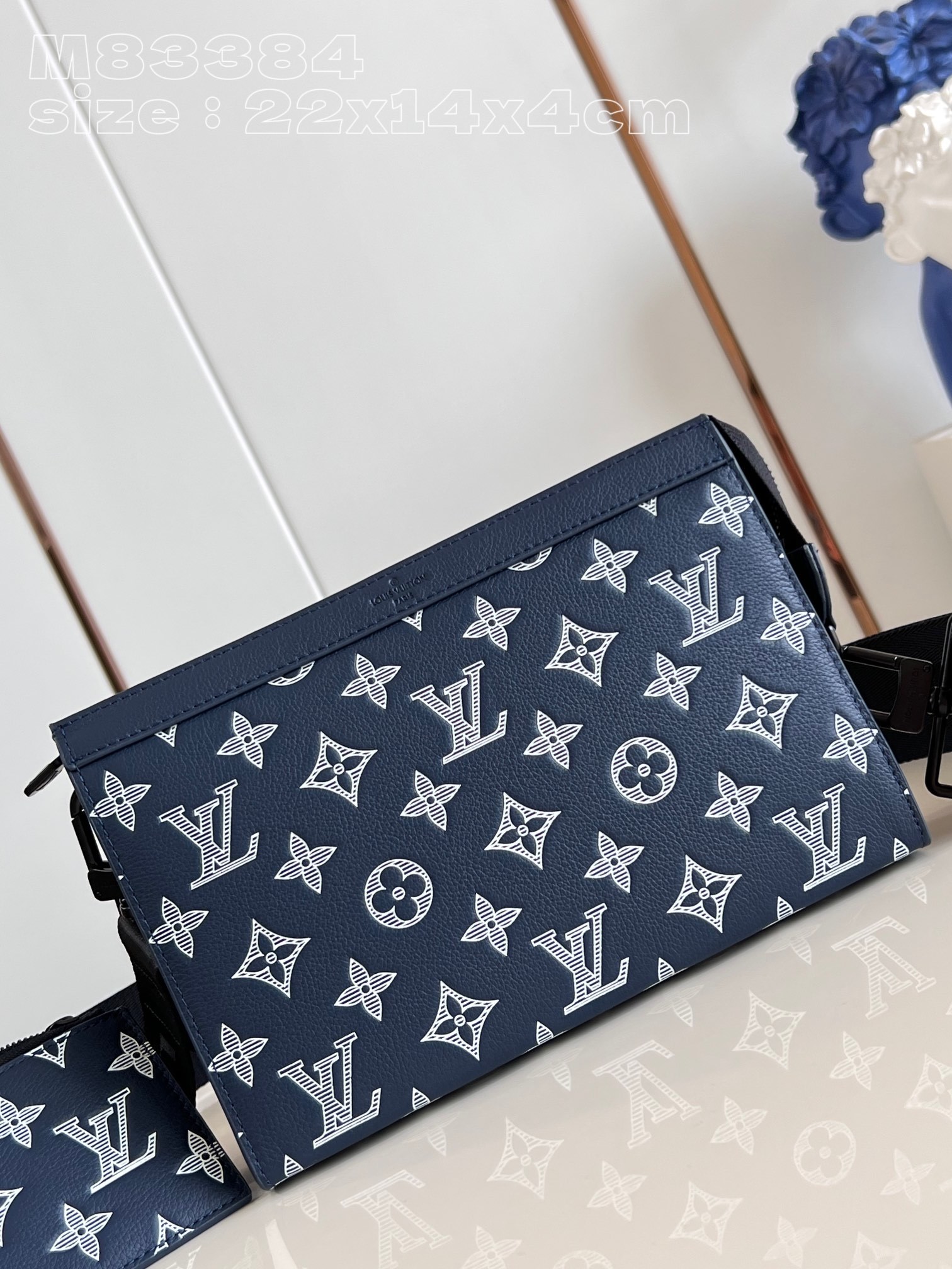 顶级原单M83384本款Gaston迷你手袋选用MonogramShadow牛皮革以撞色Monogram