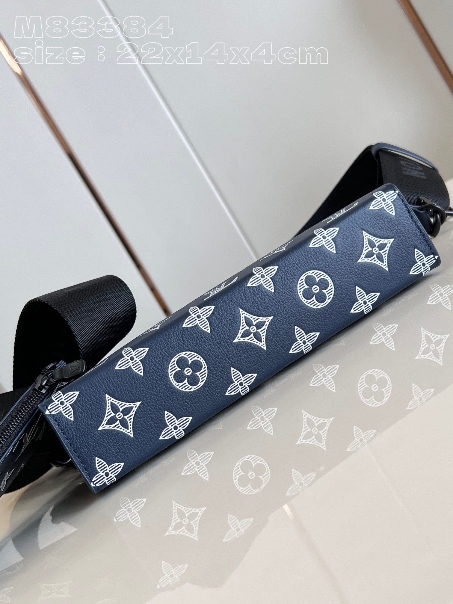 顶级原单M83384本款Gaston迷你手袋选用MonogramShadow牛皮革以撞色Monogram