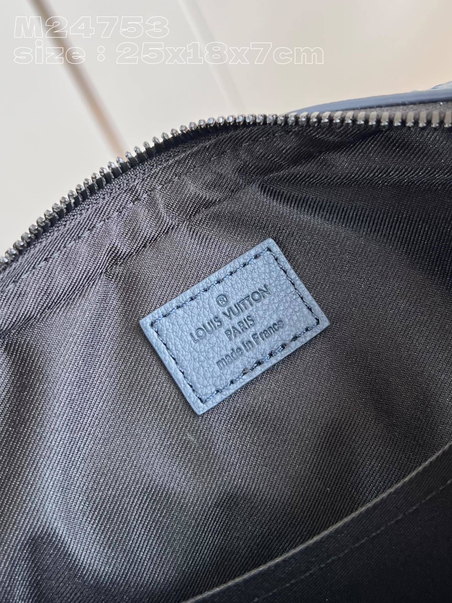 顶级原单M24753蓝本款Trio邮差包取材MonogramShadow牛皮革先后采用压印和印花工艺描绘